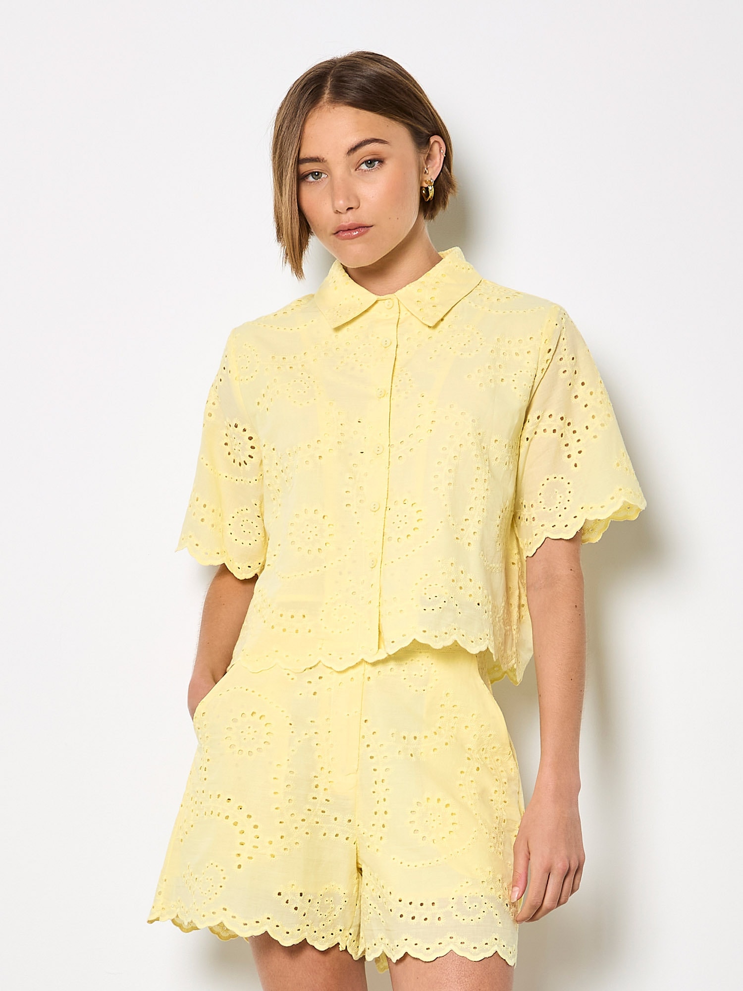 Apricot Klassische Bluse "Kurzes Bluse" mit Wellenkante und Broderie-Verzierung