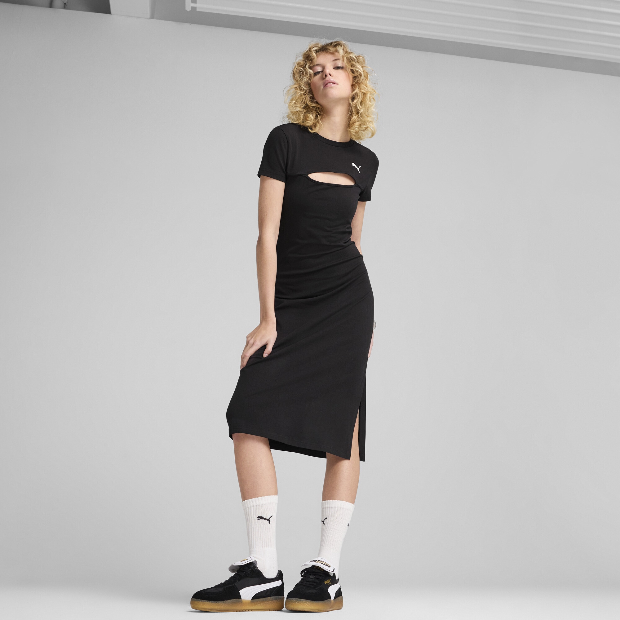 PUMA Sweatkleid »WARDROBE ESS Midikleid mit Cut-out Damen«