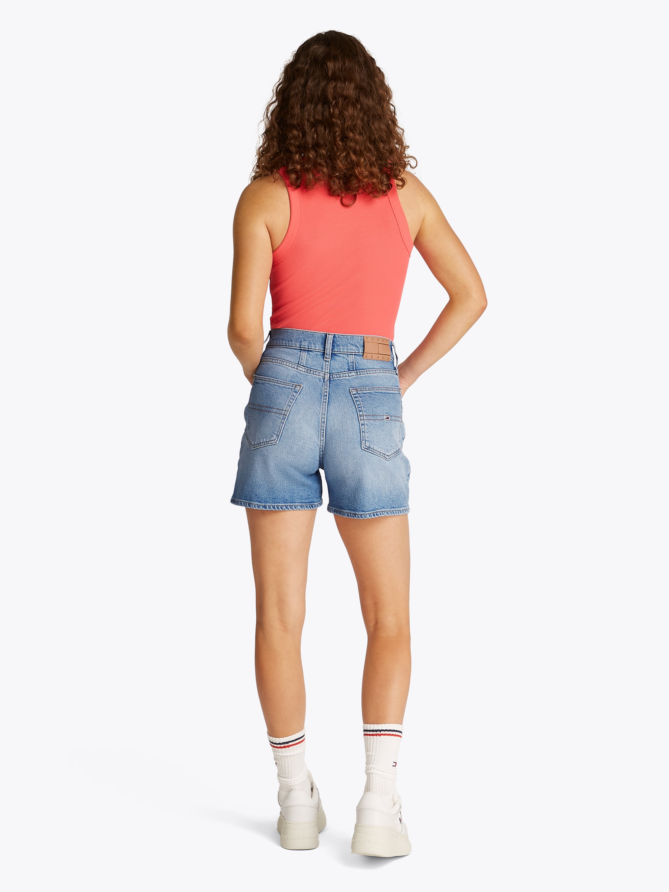 Tommy Jeans Shorts »MOM SHORT BI0112«, mit Logo-Badge, in blauer Waschung