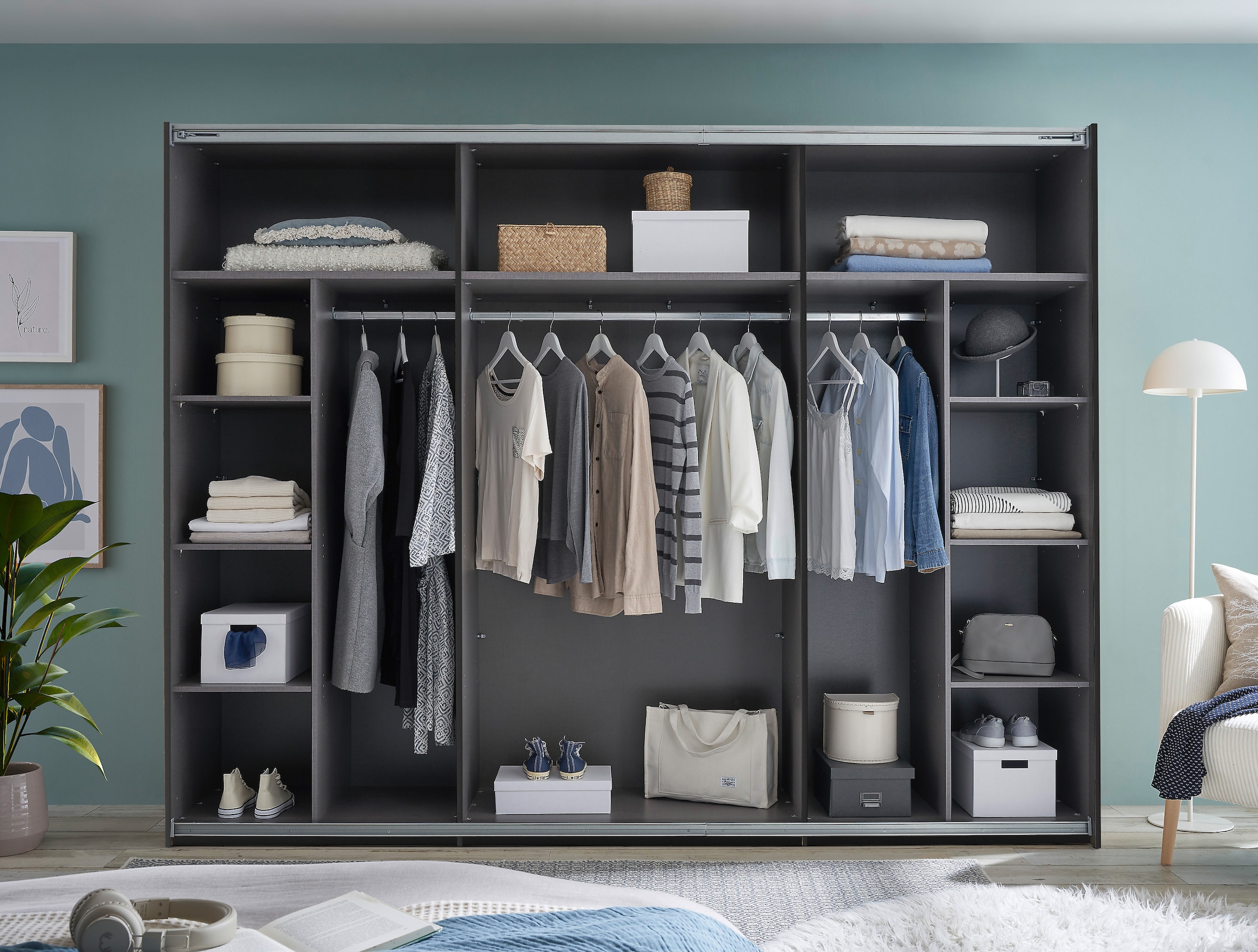 Schlafkontor Schwebetürenschrank »Mesio, 2-türiger Kleiderschrank, Schiebetürenschrank mit viel Stauraum« inklusive Hoteleinteilungen außen und Einlegeböden oben