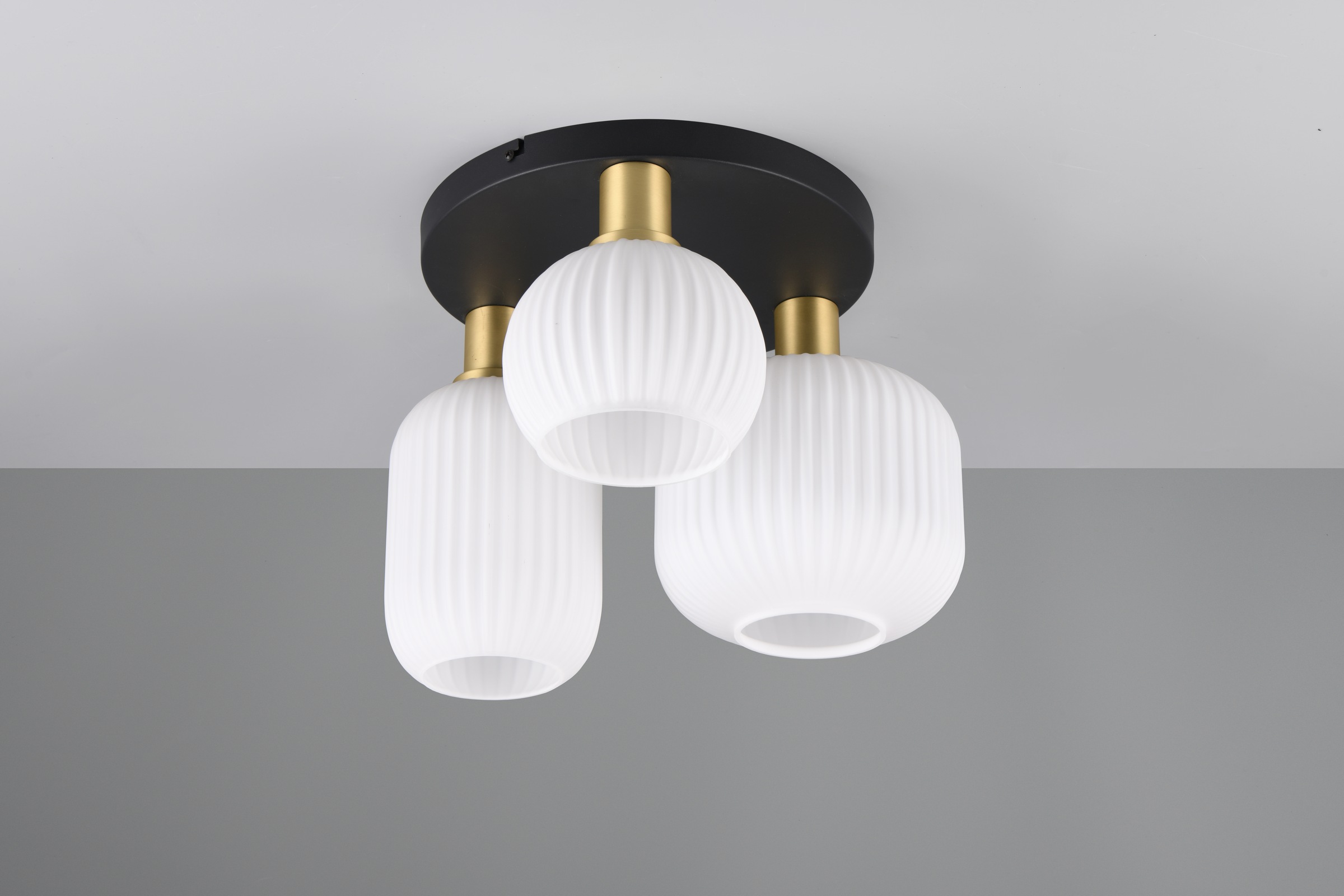 TRIO Leuchten Deckenleuchte »DIVA, E27 Deckenlampe 3-flammig mit Glasschirm, exkl 3xE27 max 10W«, 3 flammig, Leuchtmittel E27 | Leuchtmittel wechselbar, Deckenlampe Ø 39cm, Glasschirme in 3 Formen, Lampe Wohnzimmer Küche