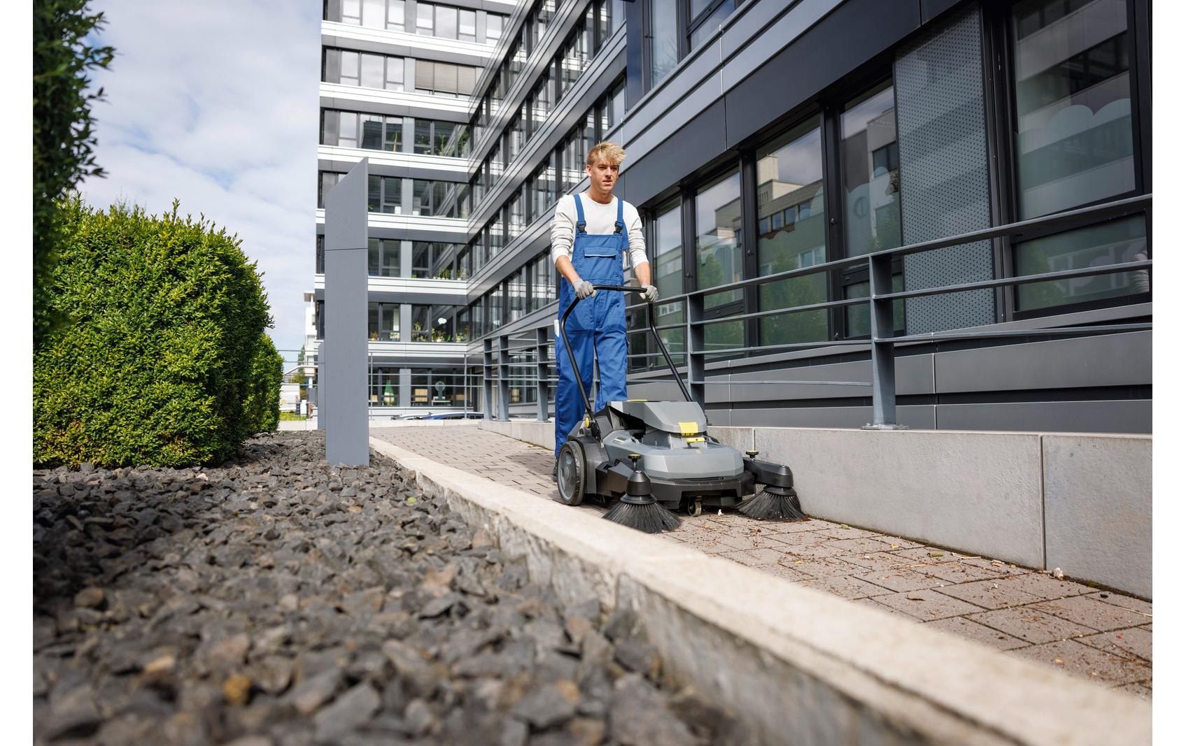 Kärcher Professional Handkehrmaschine »KM 70/25 C Bp 2SB«
