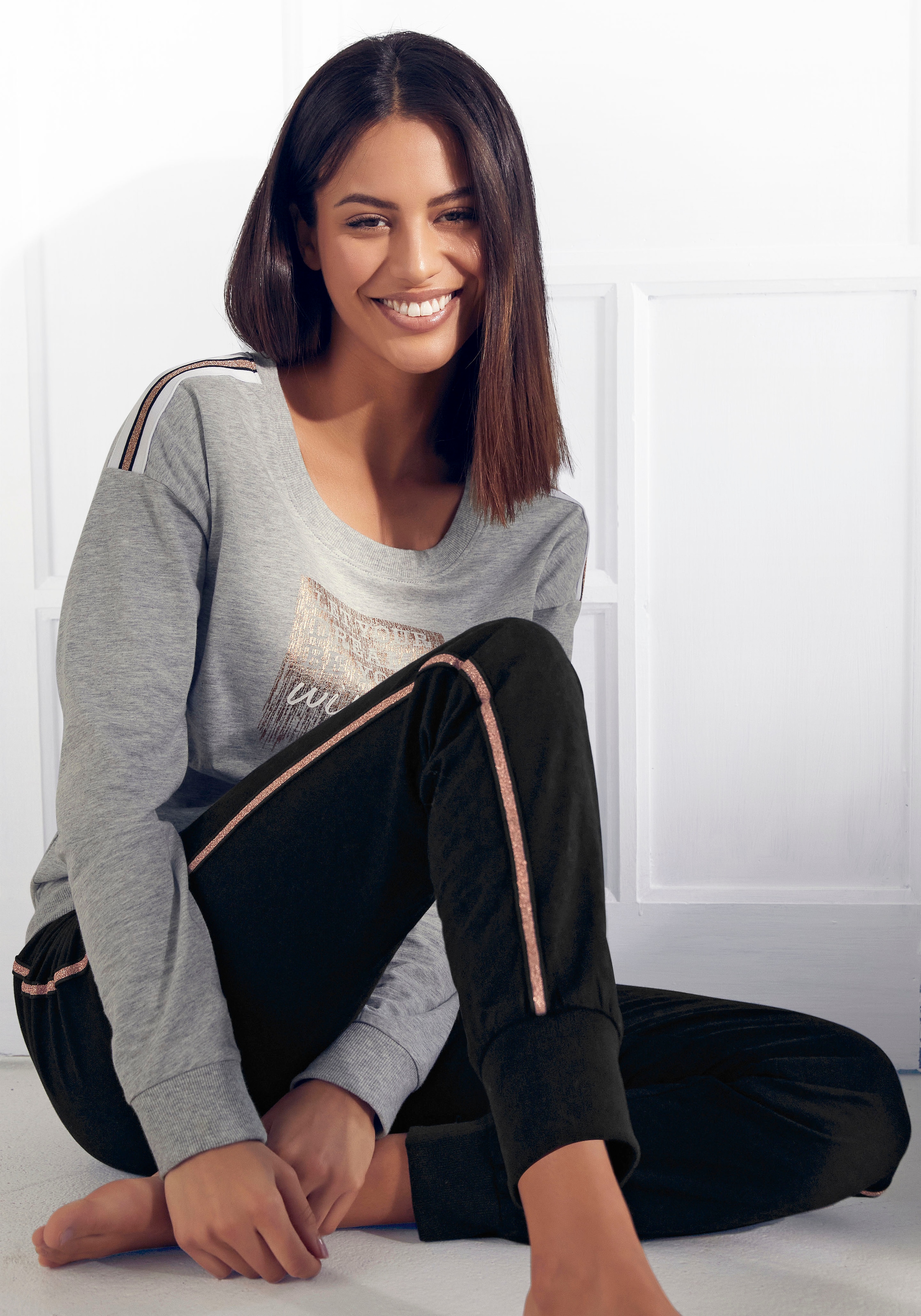 Vivance Dreams Pyjama 2-teilig, 2 tlg. mit kontrastfarbenen Tape Details günstig online kaufen