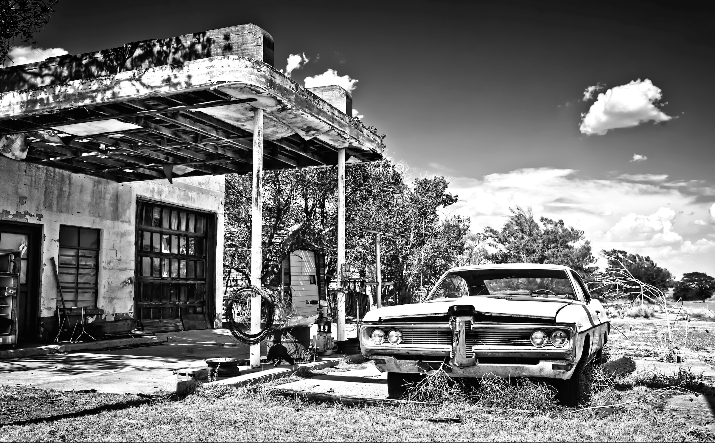 Papermoon Fototapete "Gebäude mit Auto Schwarz Weiß"