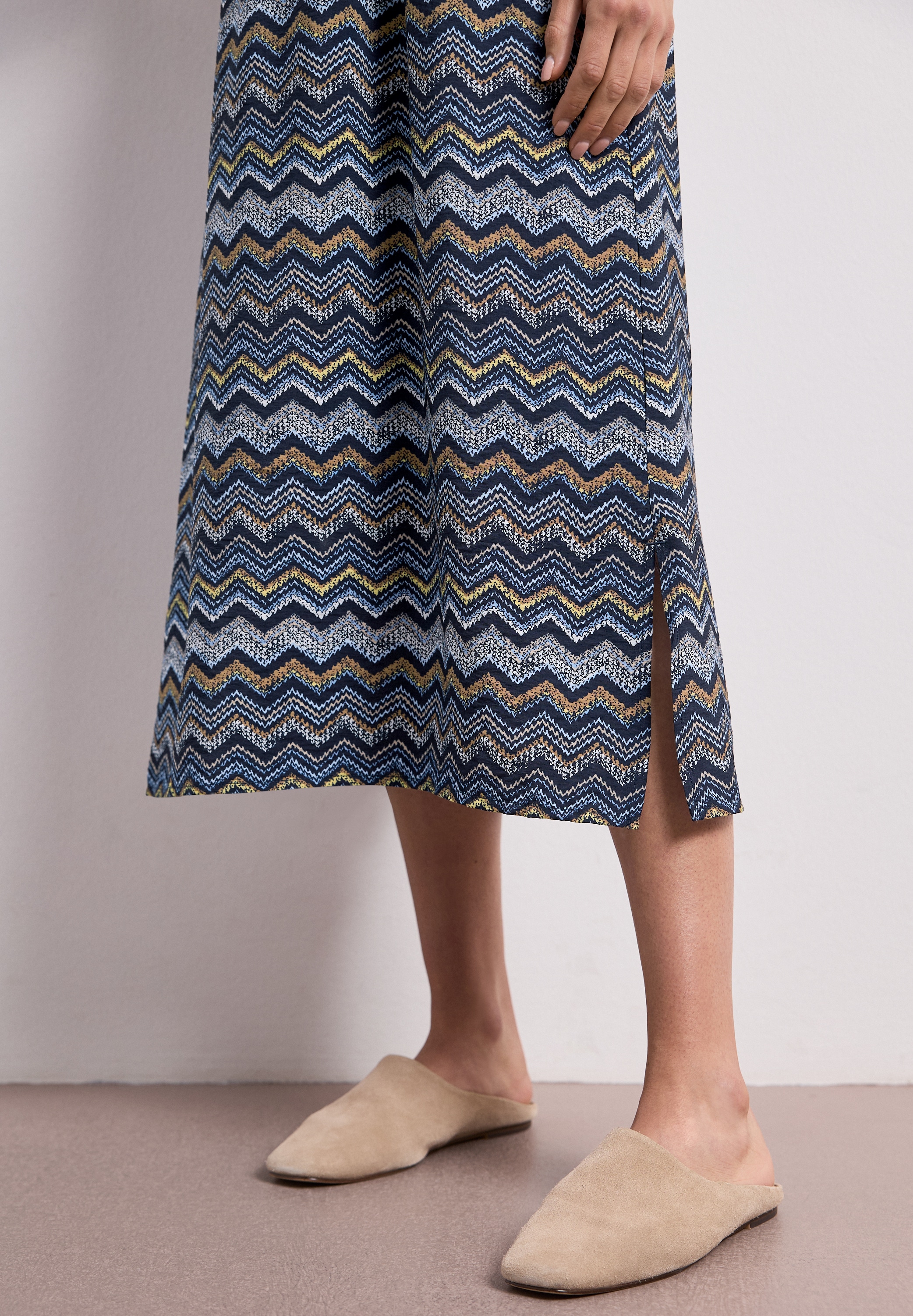 STREET ONE Midikleid Ohne Taschen mit Struktur-Rock und Zick-zack-Muster