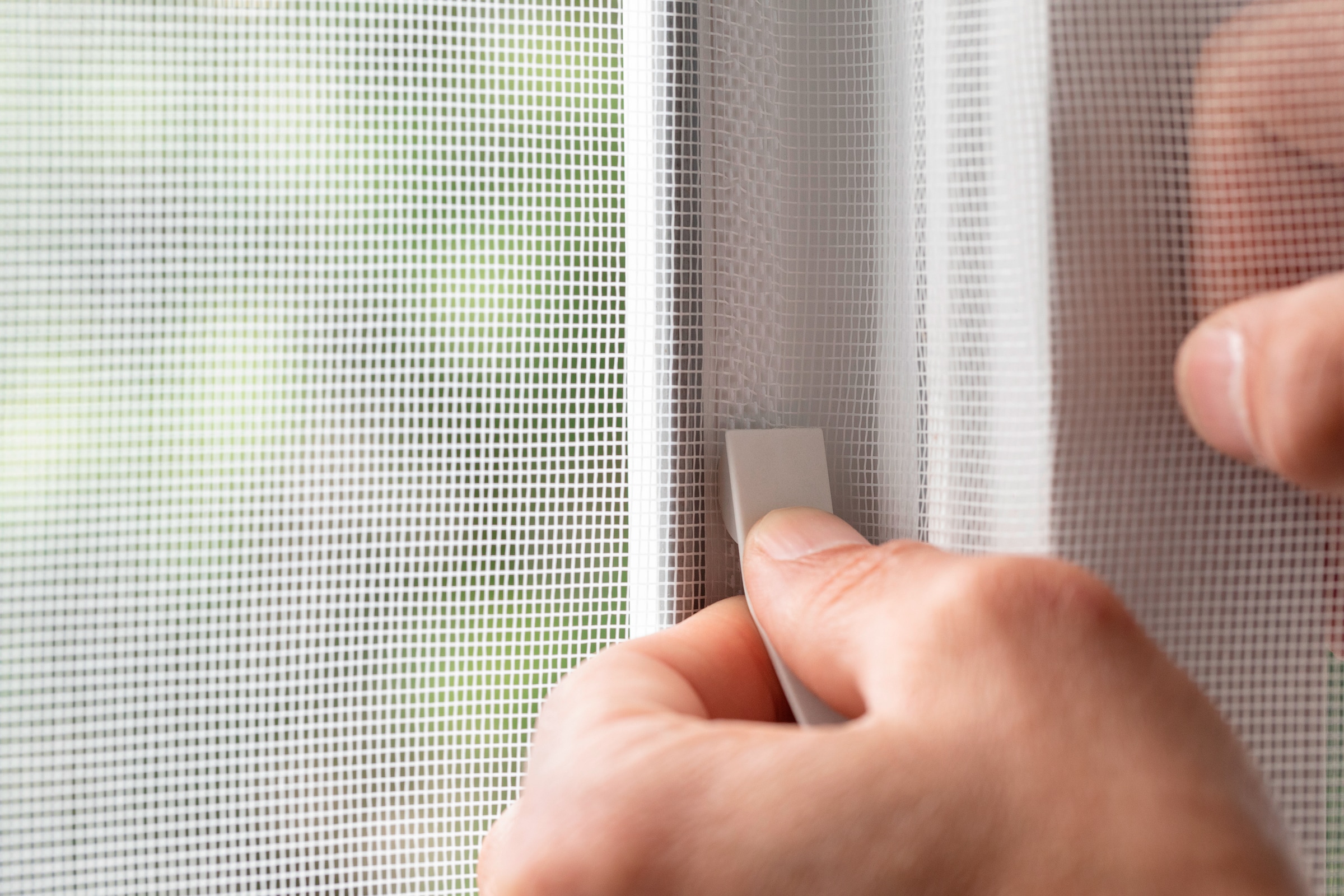 SCHELLENBERG Fliegengitter-Gewebe »aus Fiberglas in anthrazit und weiß«, Insektenschutz Rolle für Fenster und Tür, verschiedene Maße