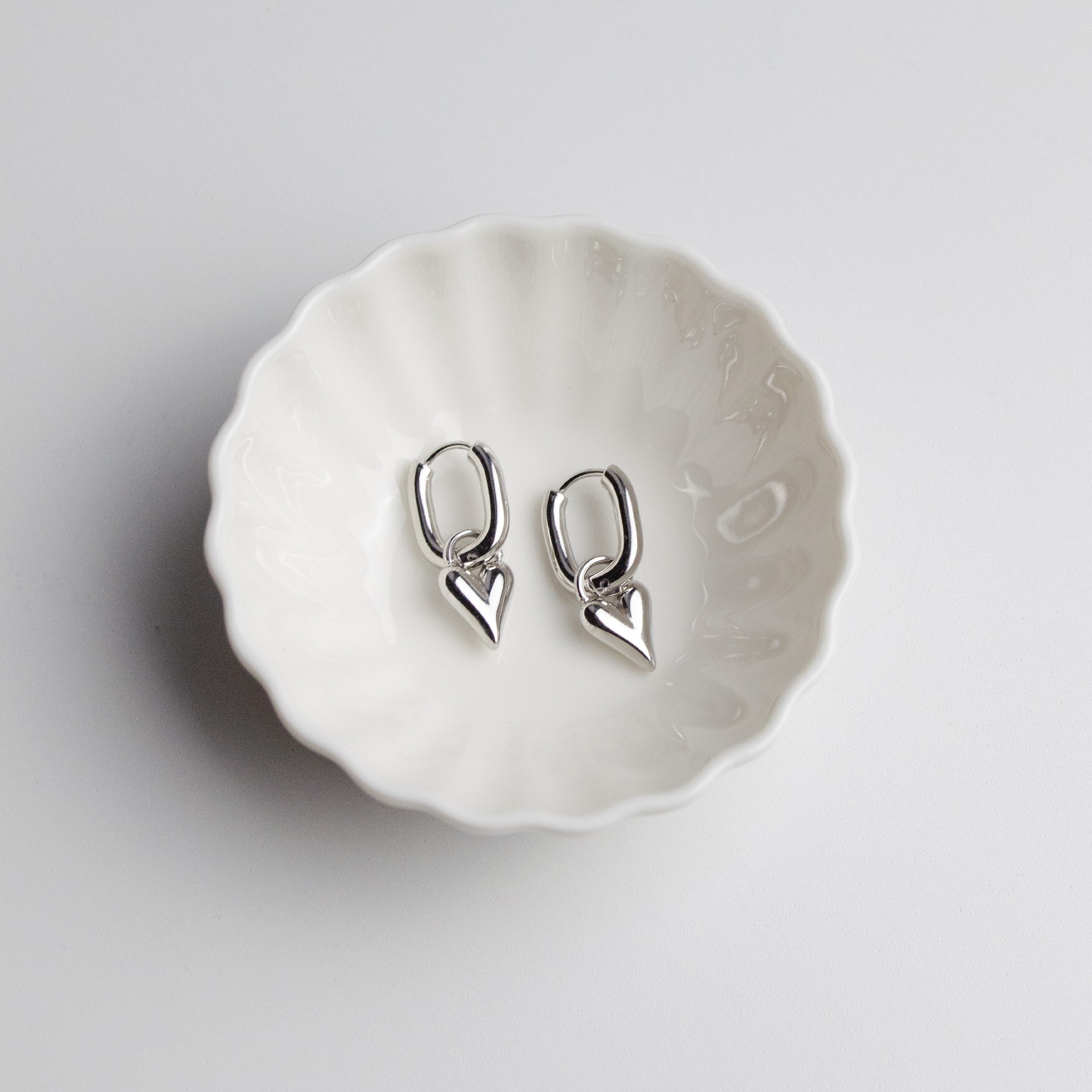 Tamaris Paar Creolen »Edelstahl Schmuck mit abnehmbaren Herz-Einhängern Edgy Heart«