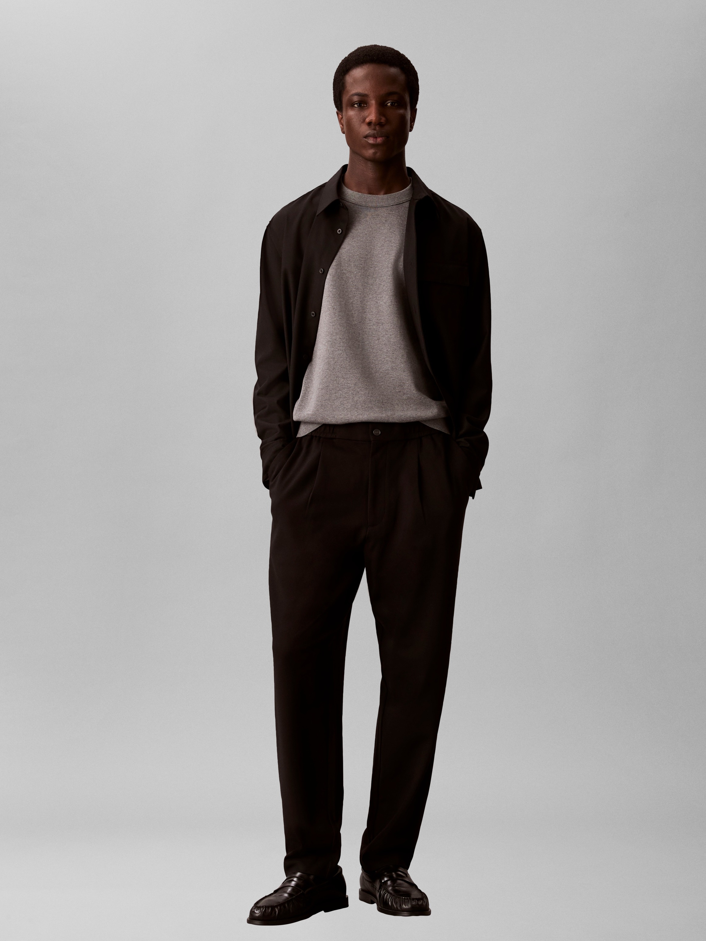 Calvin Klein Jeans Bundfaltenhose »TAPERED TECH KNIT PLEATED PANT«  Regular fit mit elastischem Bund