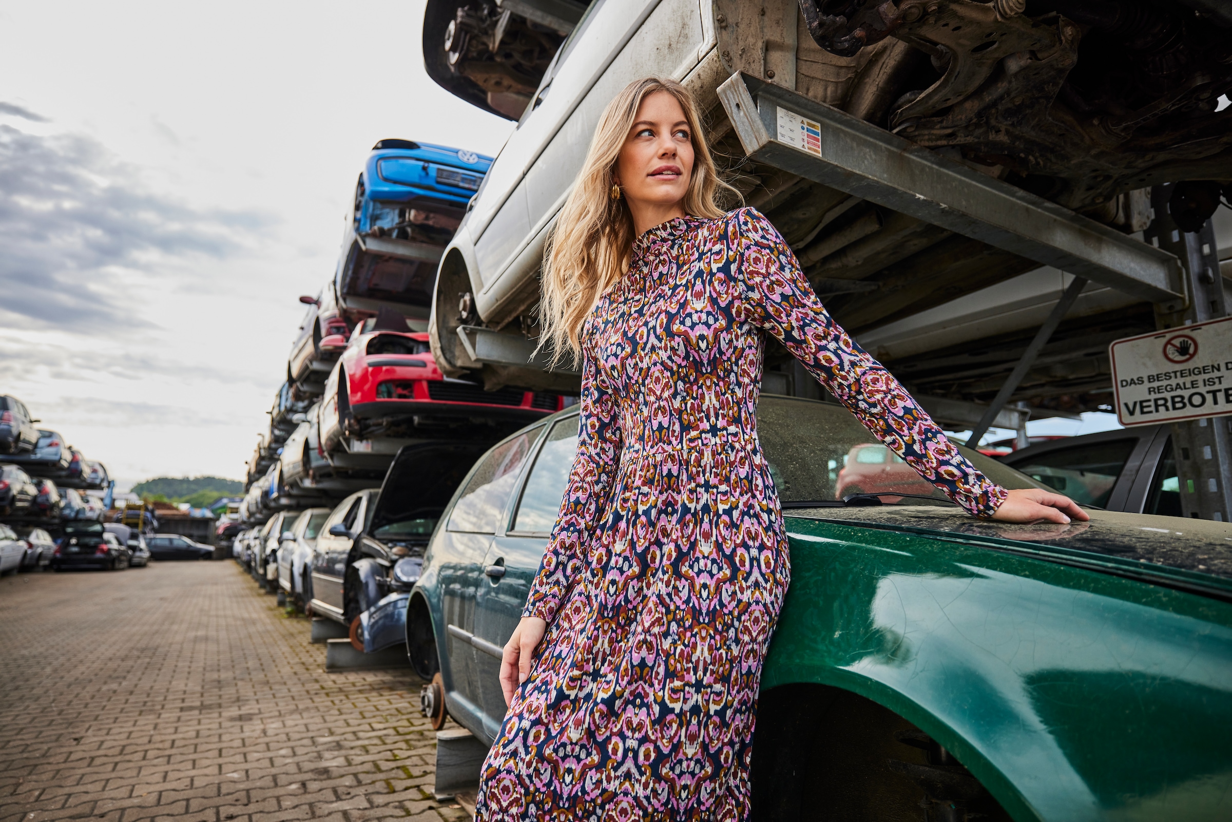 Aniston CASUAL Jerseykleid mit trendfarbenem, grafischen Druck - NEUE KOLLEKTION