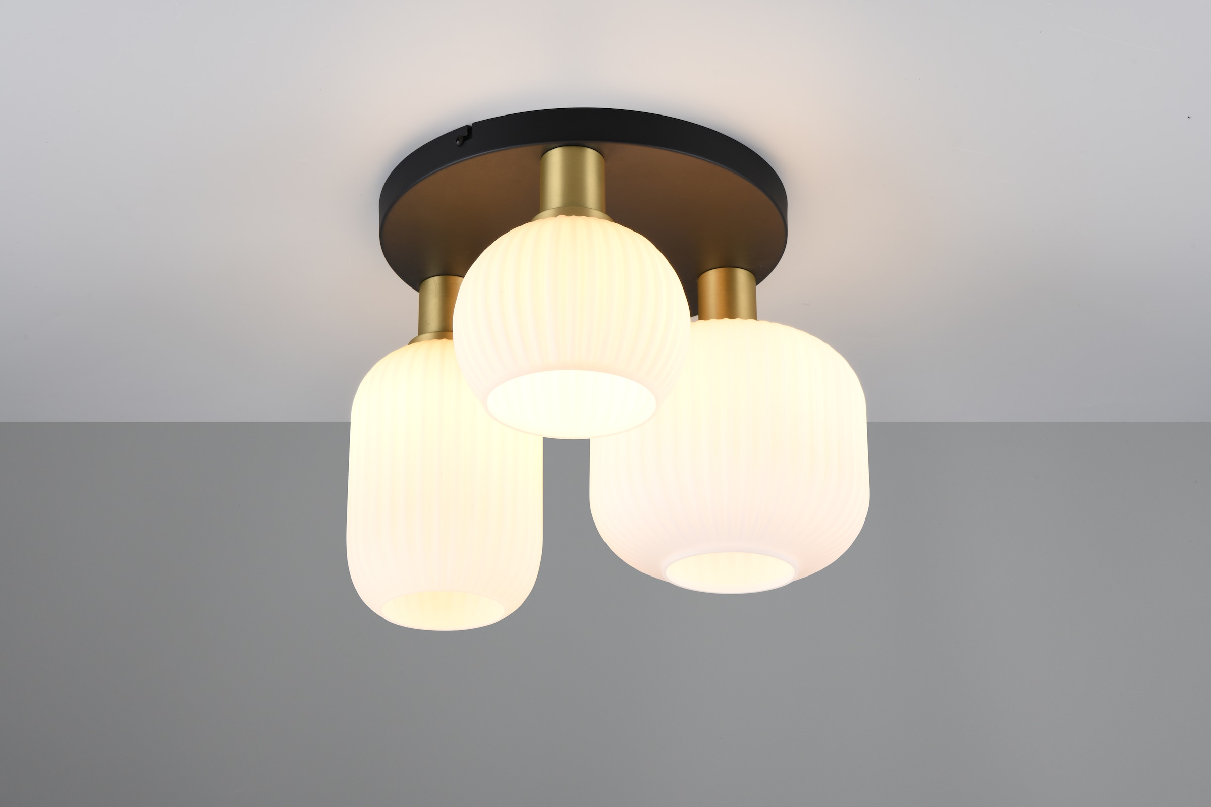 TRIO Leuchten Deckenleuchte »DIVA, E27 Deckenlampe 3-flammig mit Glasschirm, exkl 3xE27 max 10W«, 3 flammig, Leuchtmittel E27 | Leuchtmittel wechselbar, Deckenlampe Ø 39cm, Glasschirme in 3 Formen, Lampe Wohnzimmer Küche