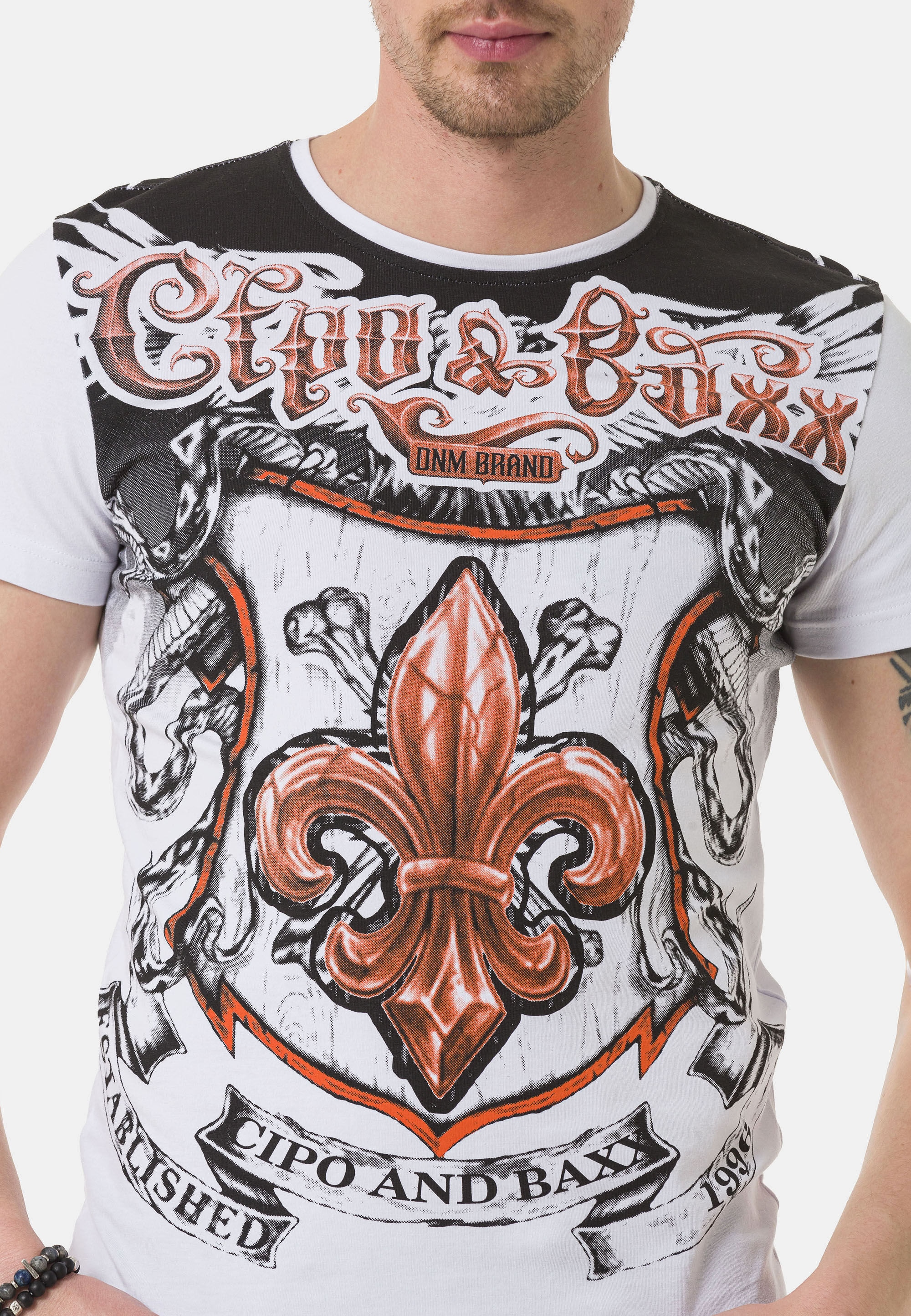 Cipo & Baxx T-Shirt »T-Shirt« mit rockigen Wappen- und Flügelprints