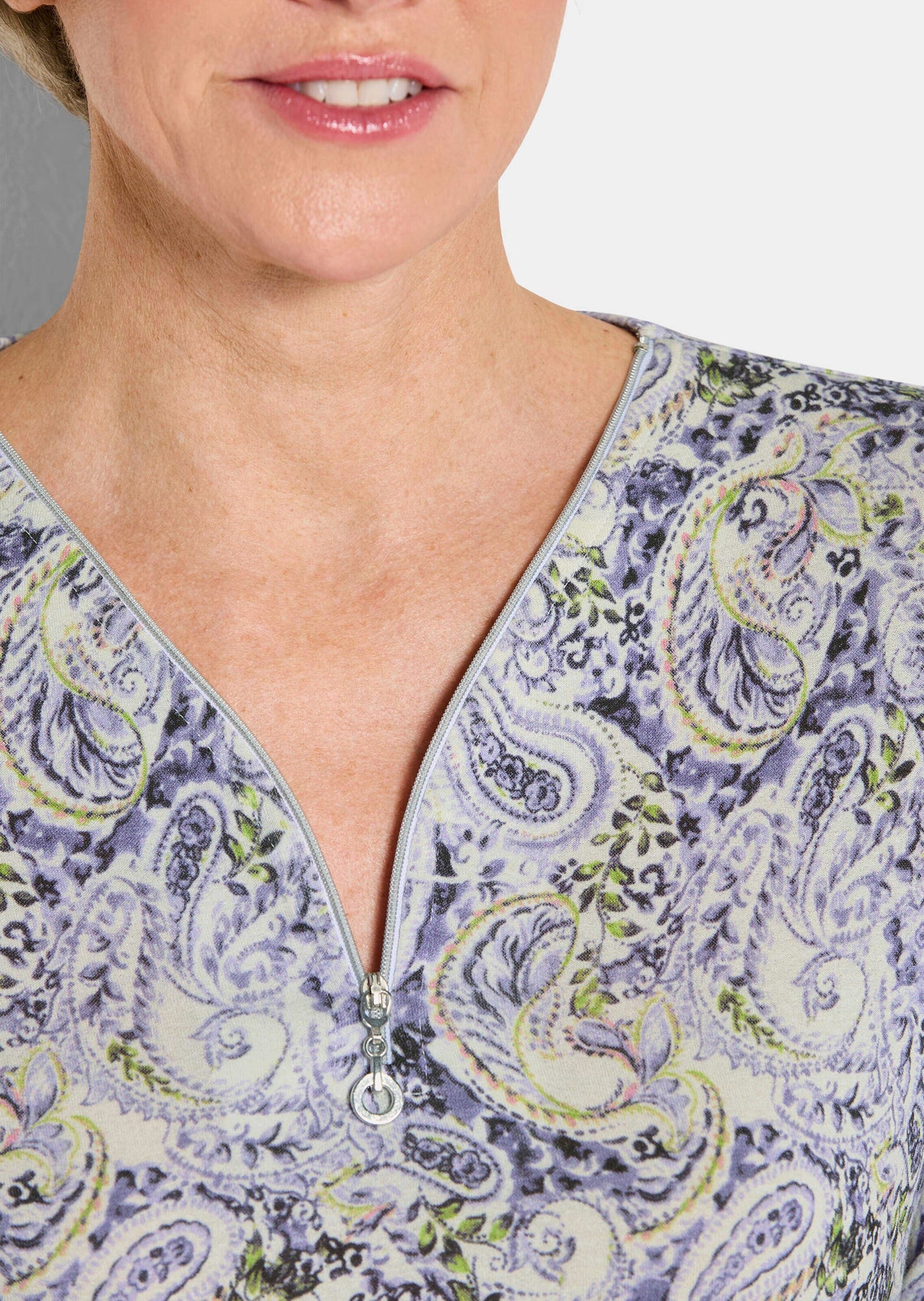 GOLDNER Print-Shirt »Kurzgröße Viskoseshirt mit Paisley-Muster« Dekorativer RV am Ausschnitt