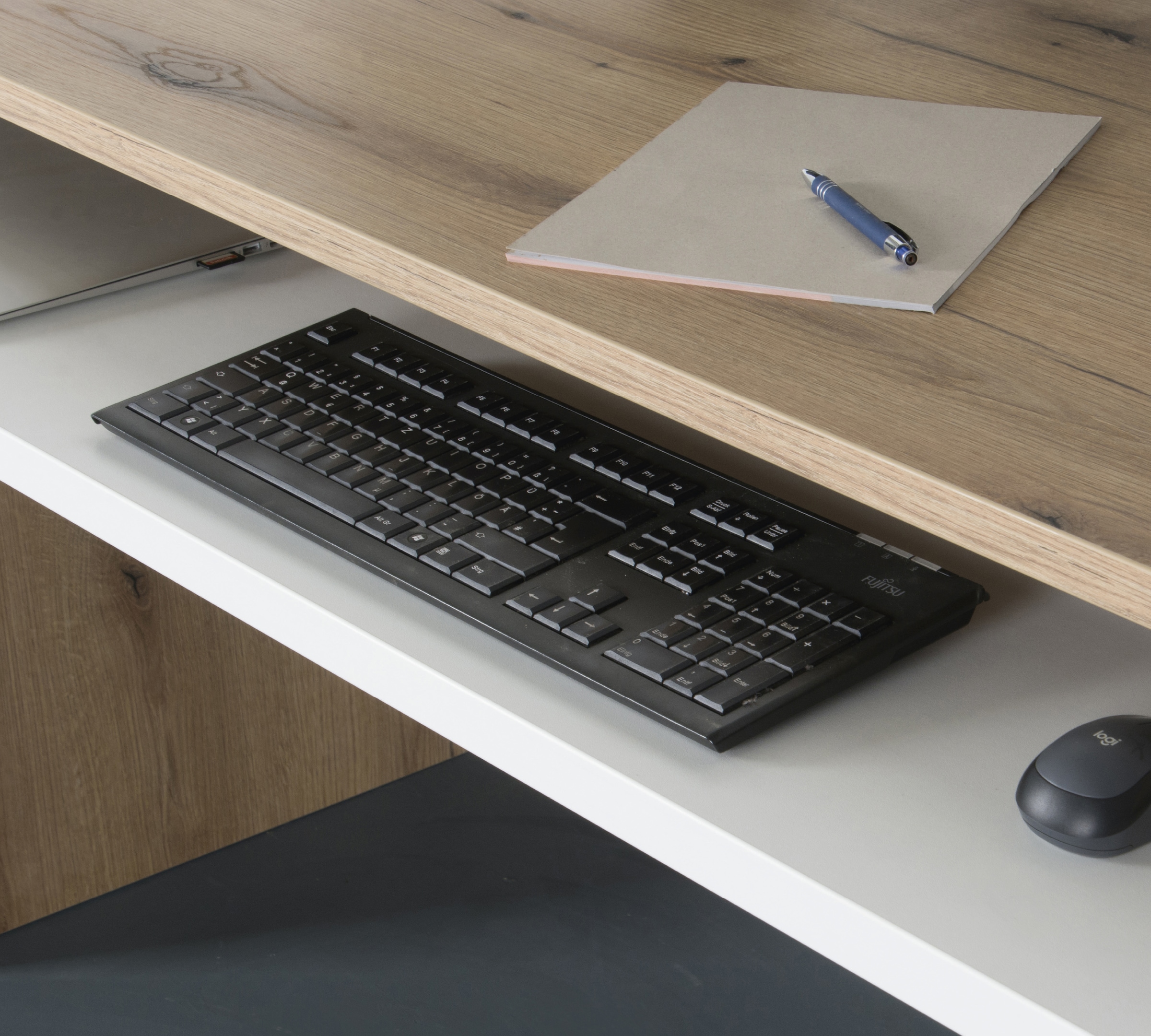 VOGL Möbelfabrik Schreibtisch »Barrie mit 2-farbigem Tastaturauszug«, in 2 Breiten, 2,5 cm Tischplattenstärke, Made in Germany