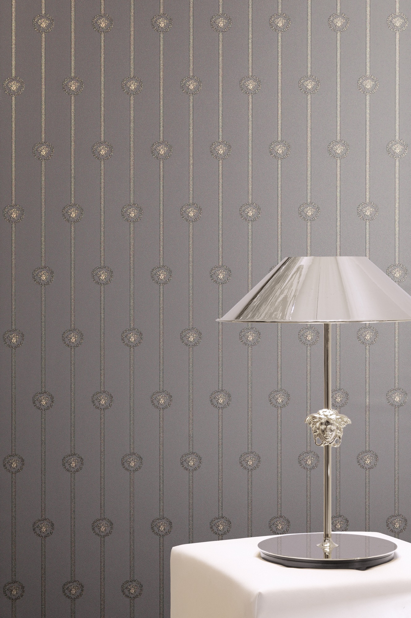 Versace Vliestapete »Versace 6 I Love Baroque –« 3D-Optik | Barock | Motiv geprägt Elegantes Streifendesign mit ikonischen Medaillons & feinem Glanz