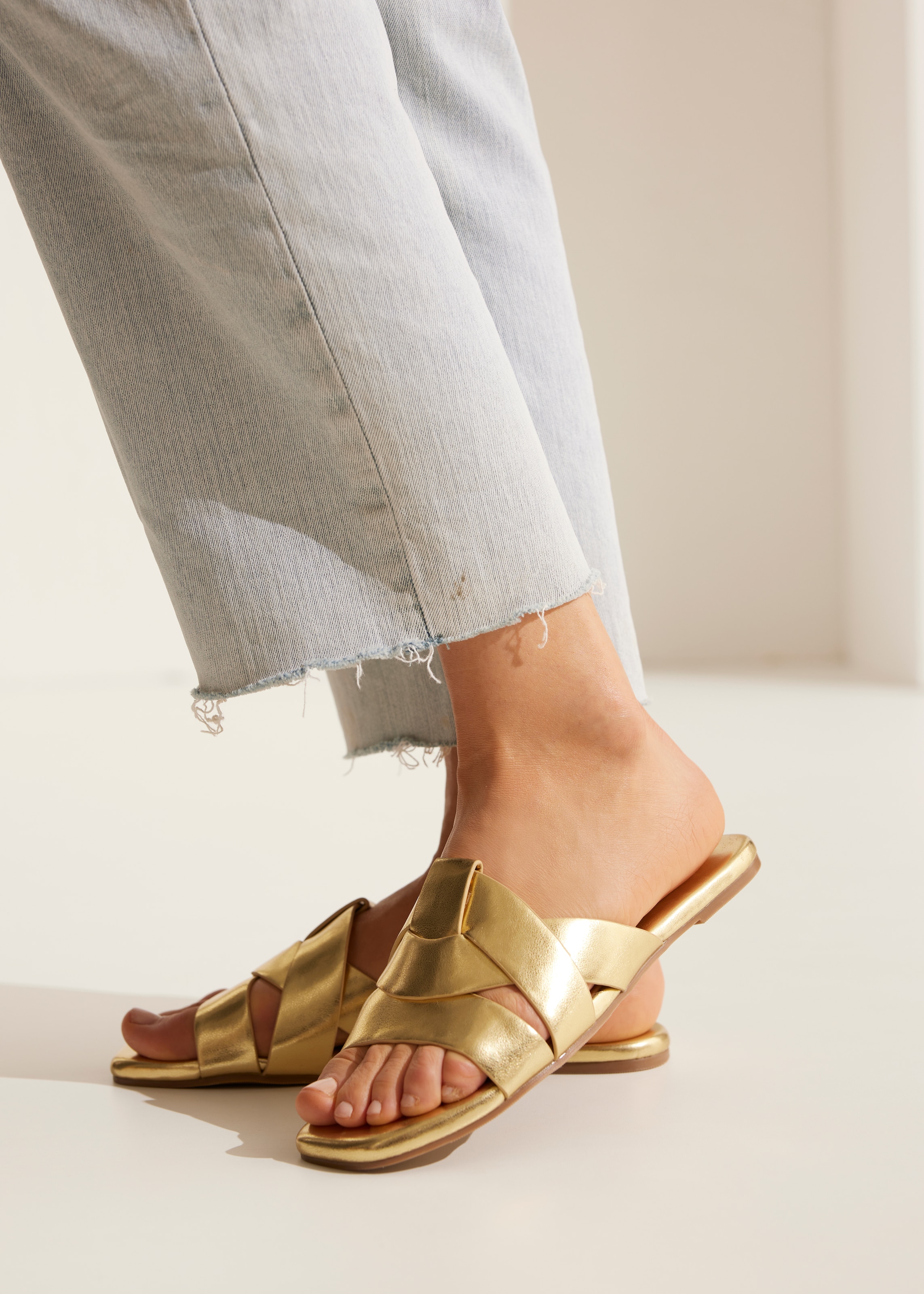LASCANA Pantolette »Mule, Sommerschuh, offener Schuh, Sandale«, mit raffinierten Riemchen VEGAN