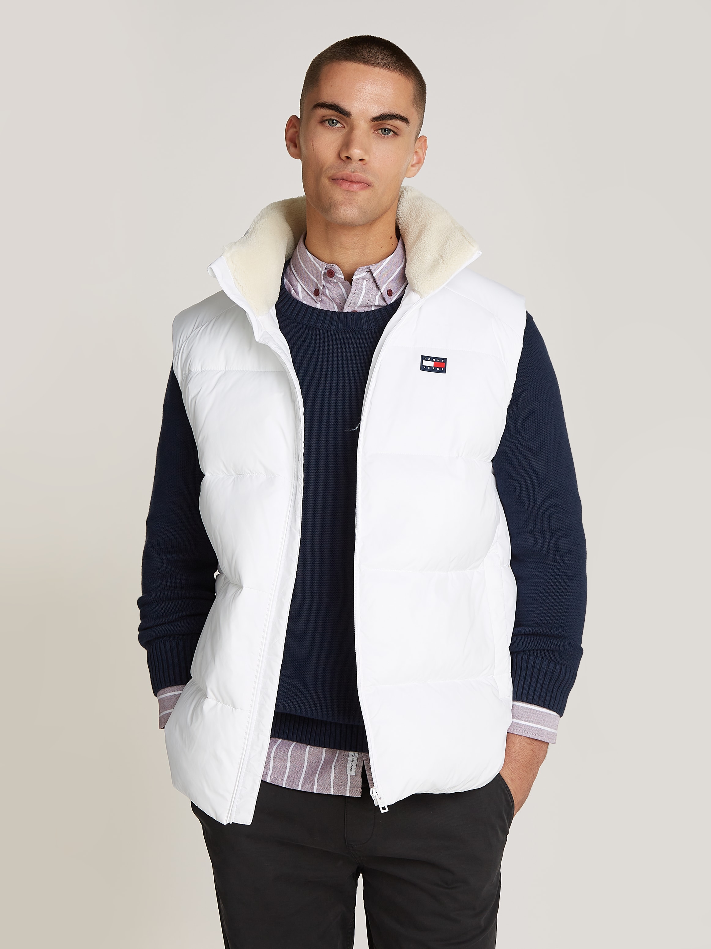 Tommy Jeans Steppweste "TJM POLY PUFFER VEST", Kragen mit Fleece gefüttert, Markenlogo auf Brusthöhe