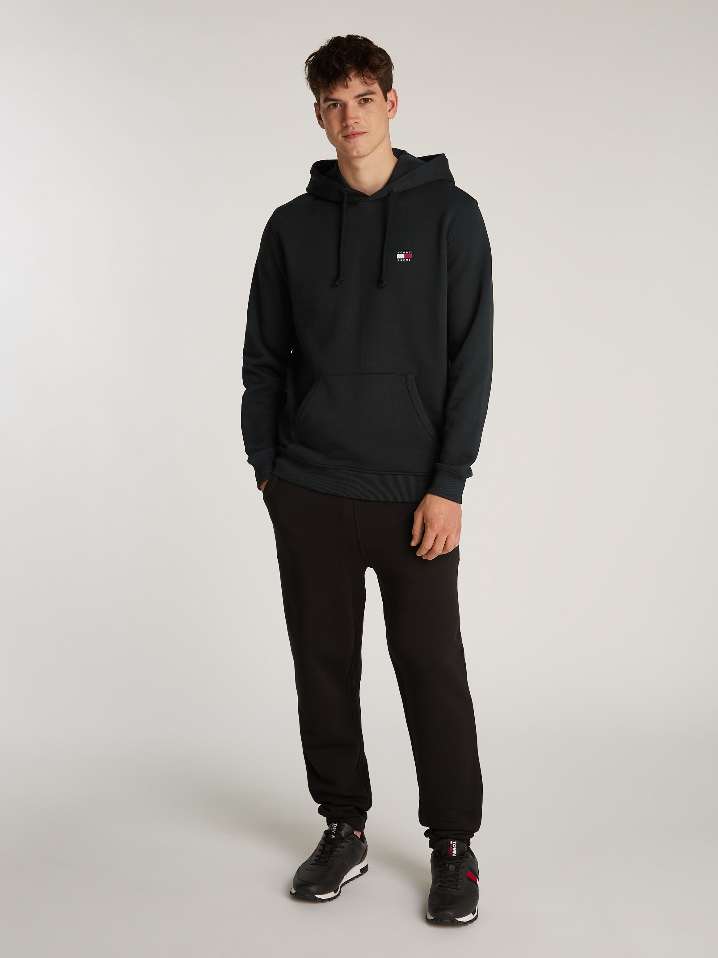 Tommy Jeans Hoodie »TJM REG BADGE HOODIE EXT«, Mit Rundhalsausschnitt