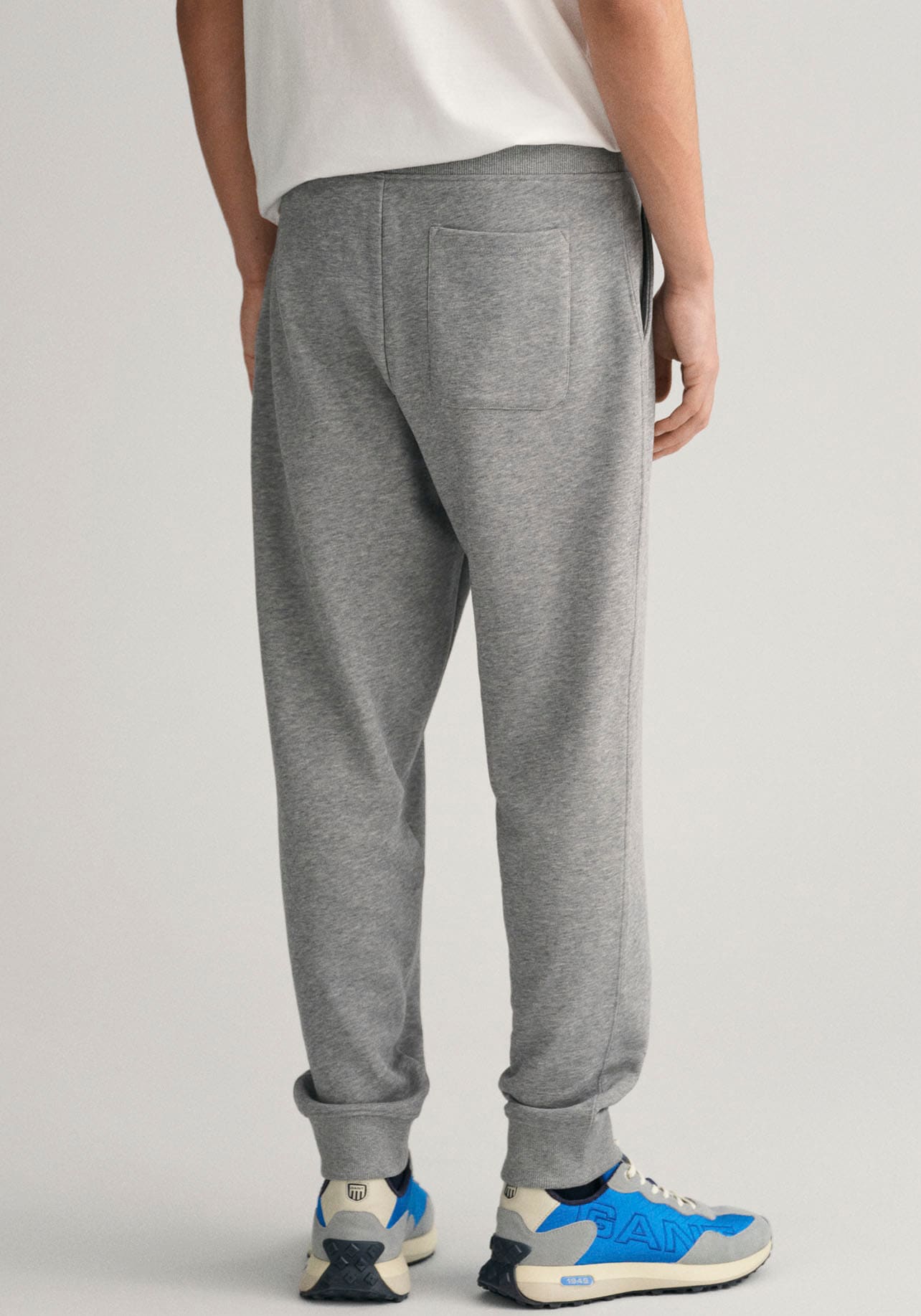 Gant Sweathose "REG SHIELD SWEATPANTS", mit Logostickerei unterhalb des Bunds