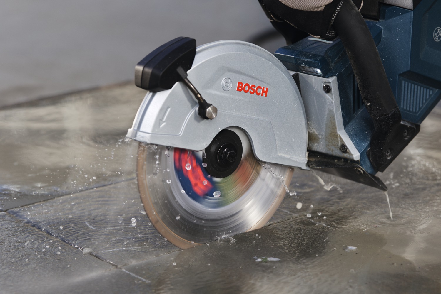Bosch Professional Trennsäge »»GCS 18V-230 Professional««, (zum schnellen Trennen von Metall oder Beton), ohne Sägeblatt, ohne Akku, ohne Ladegerät