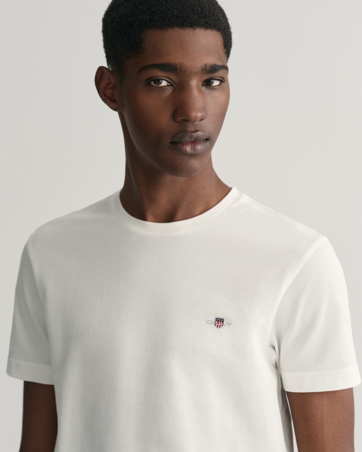 Gant T-Shirt »SLIM PIQUE SS T-SHIRT«, aufgestickte GANT-Wappengrafik auf der Brust