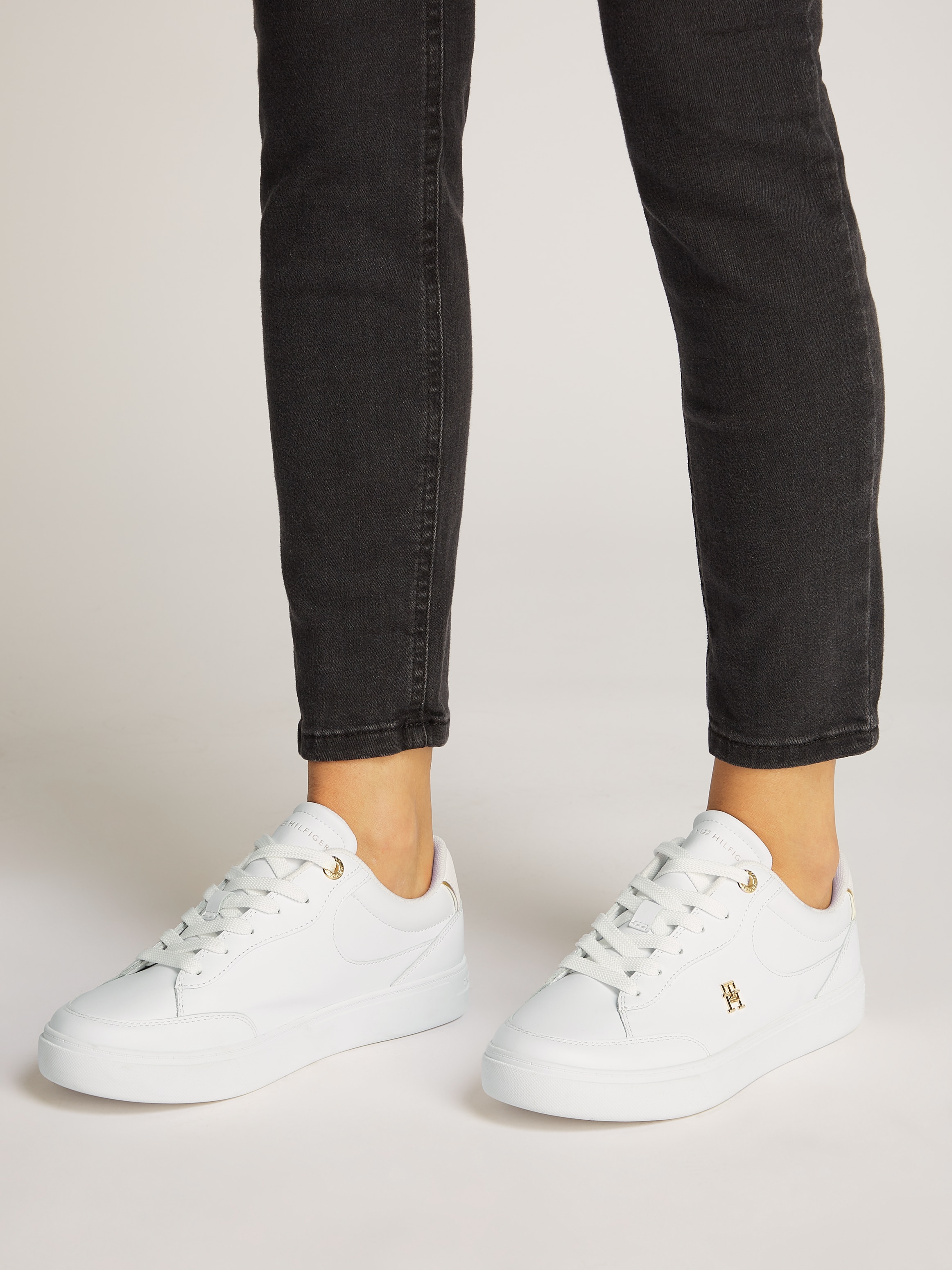 Tommy Hilfiger Plateausneaker »ESSENTIAL CHIC COURT SNEAKER«, Freizeitschuh, Schnürschuh, Halbschuh mit TH-Schmuckelement