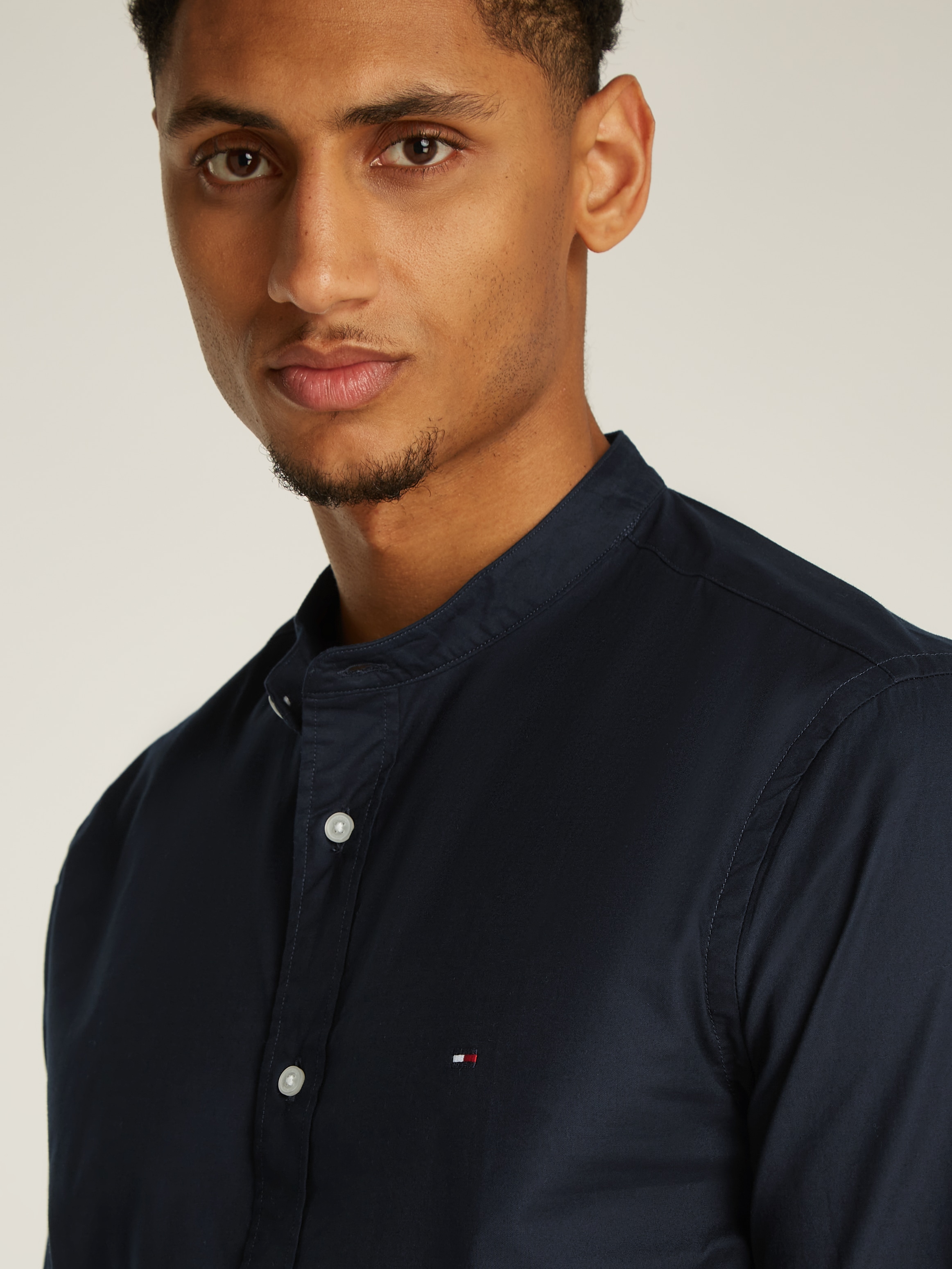 Tommy Hilfiger Langarmhemd »NATURAL SOFT SOLID MAO RF SHIRT«, mit Tommy Hilfiger Markenstreifen innen am Ärmelschlitz