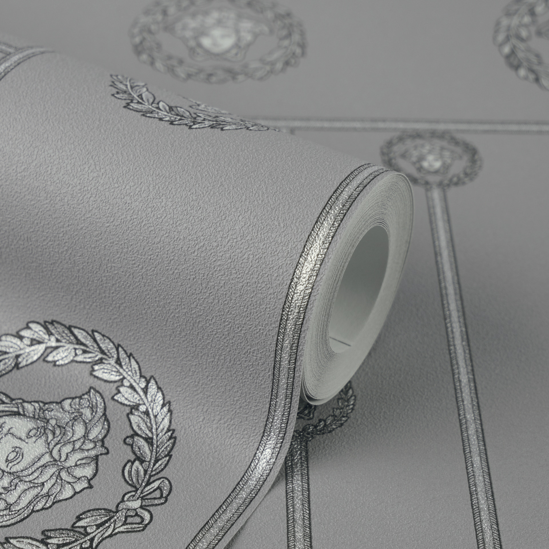 Versace Vliestapete »Versace 6 I Love Baroque –« 3D-Optik | Barock | Motiv geprägt Edle Bordüre mit ikonischem Medaillonmotiv & glänzender Struktur