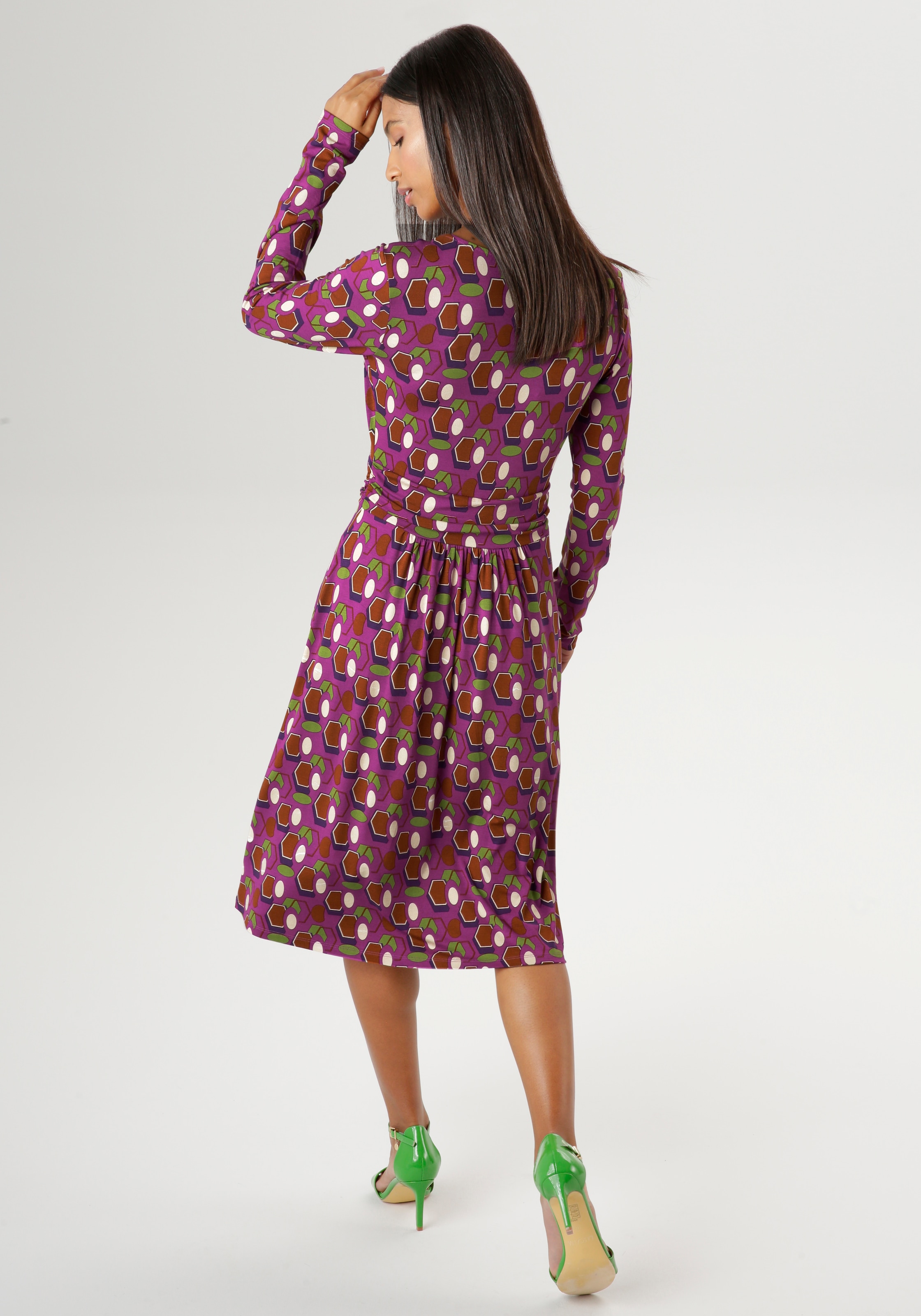 Aniston SELECTED Jerseykleid, mit geometrischem Muster und geraffter Taille