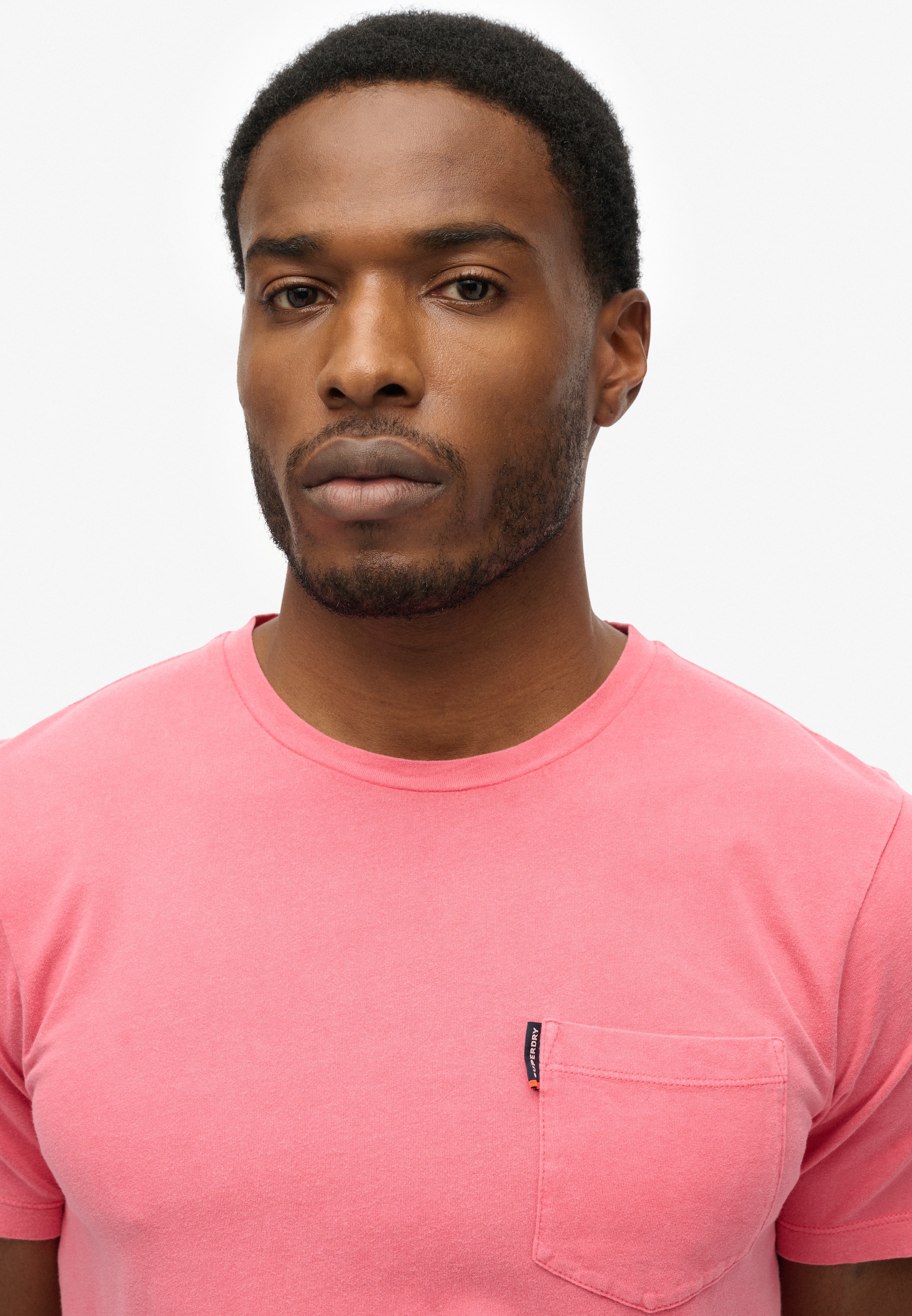 Superdry Rundhalsshirt »CLASSIC ESSENTIAL POCKET TEE«, mit stylischer, aufgesetzter Brusttasche