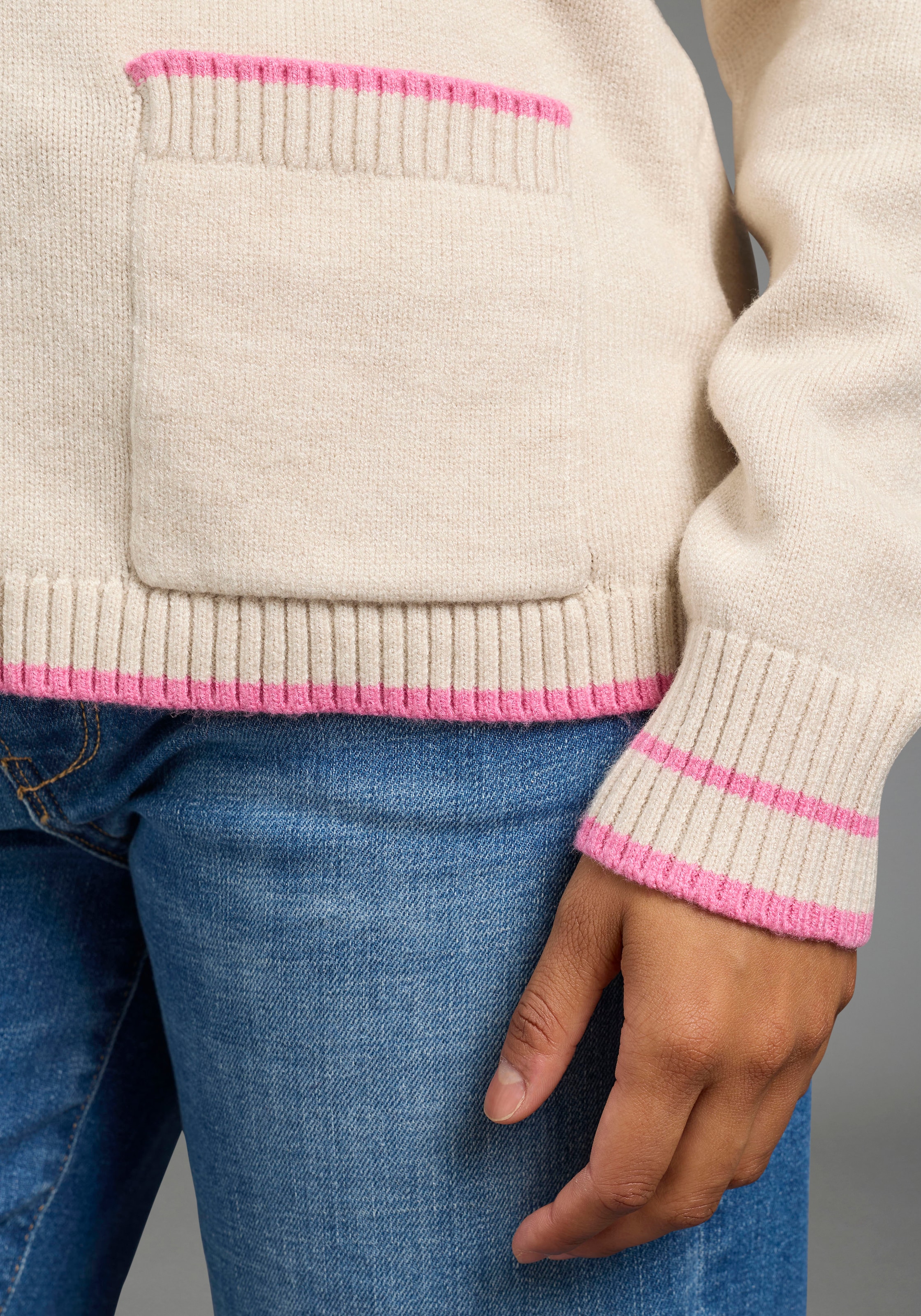 Laura Scott V-Ausschnitt-Pullover »mit aufgesetzter Tasche und lässiger Passform« mit Kontraststreifen