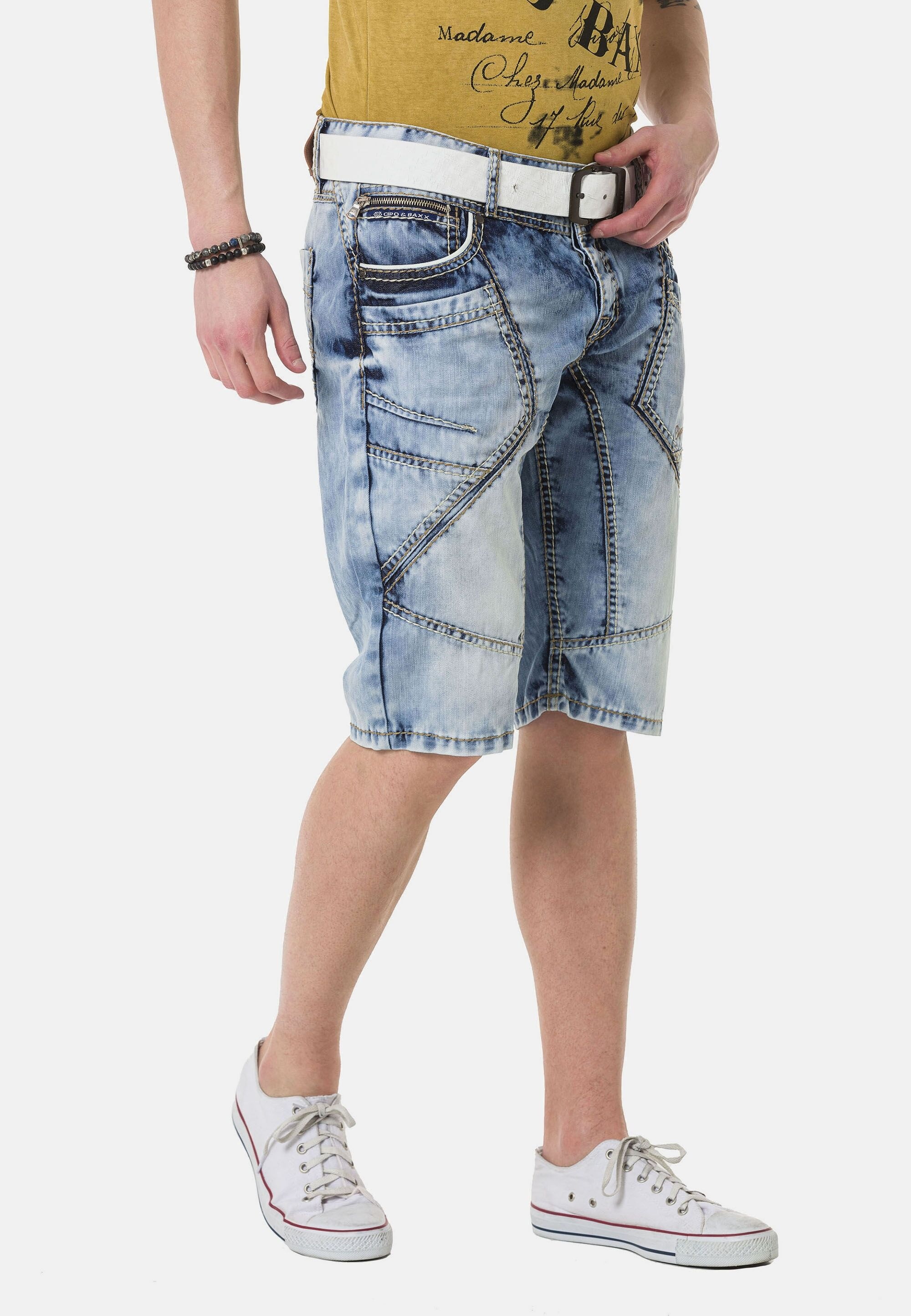Cipo & Baxx Jeansbermudas »Capri-Shorts«, mit auffälligen Ziernähten