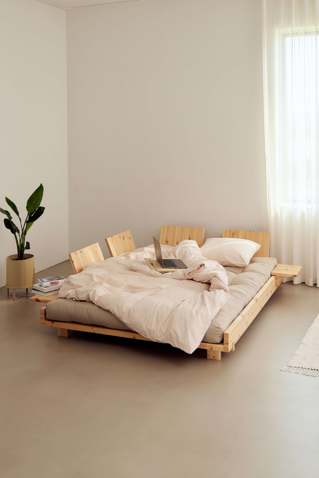 Karup Design Bett »Social Sofa Bed, mit verstellbarem Zubehör, inkl Matratze & Lattenrost«, Bett wahlweise mit 2 oder 4 Rückenlehnen und 2 Ablagen. Mit Matratze