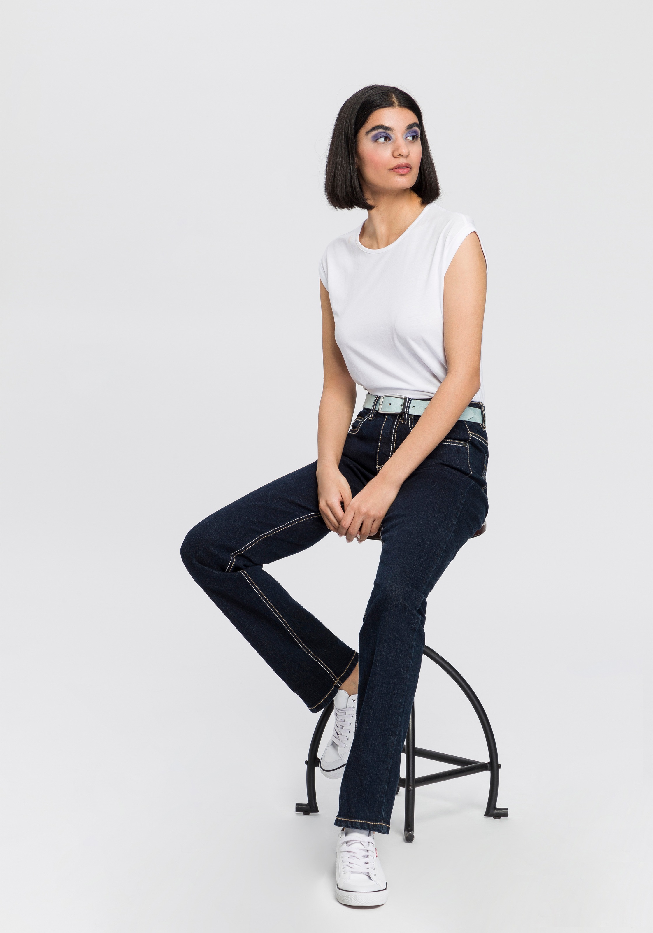 Waist BAUR für Kontrastnähten Arizona Jeans bestellen mit Gerade | High »Comfort-Fit«,