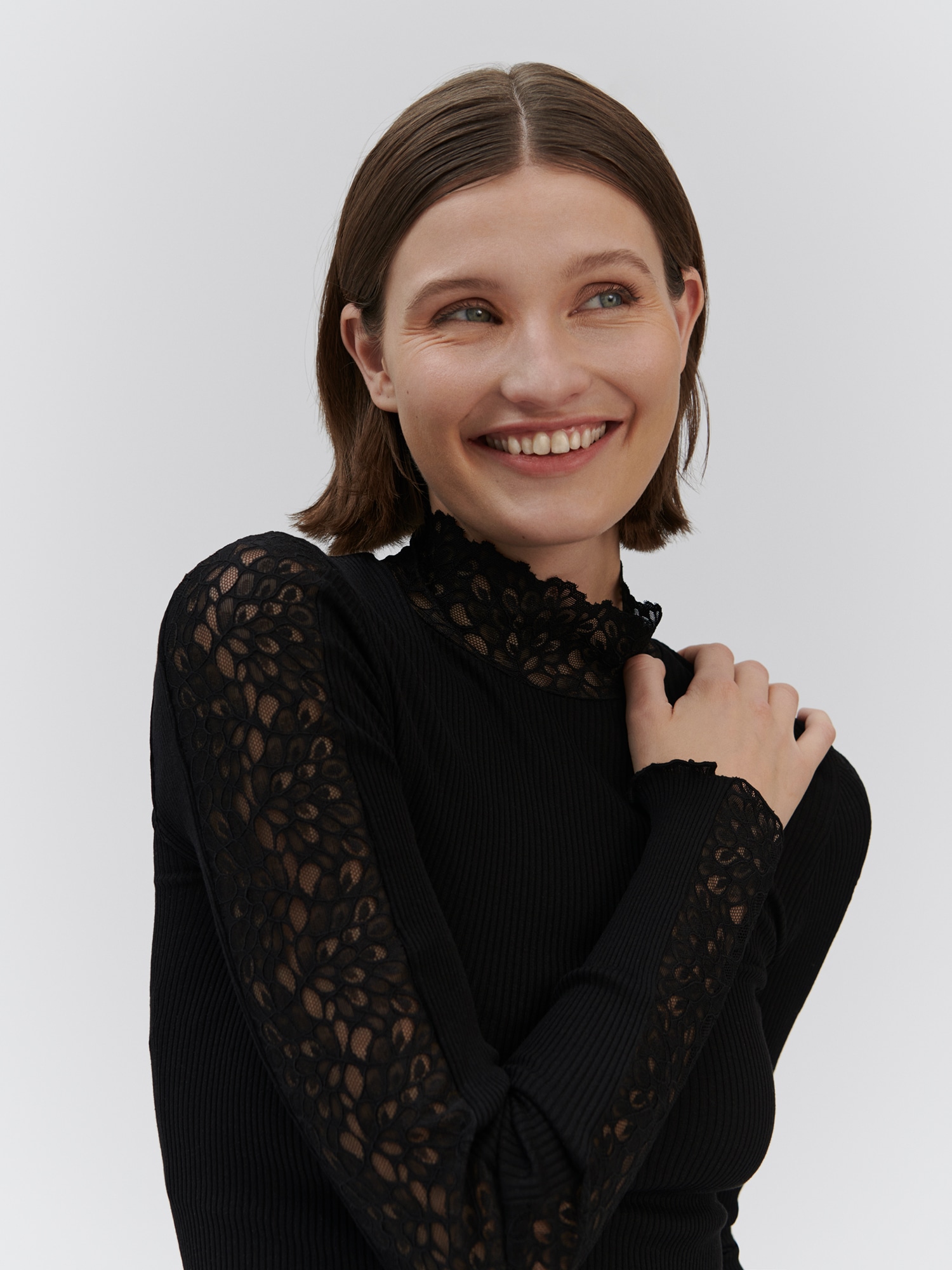 rosemunde Longsleeve »Beatha lace longsleeve«, Wunderschöne durchlaufende Vintage-Spitze an Kragen und Ärmeln