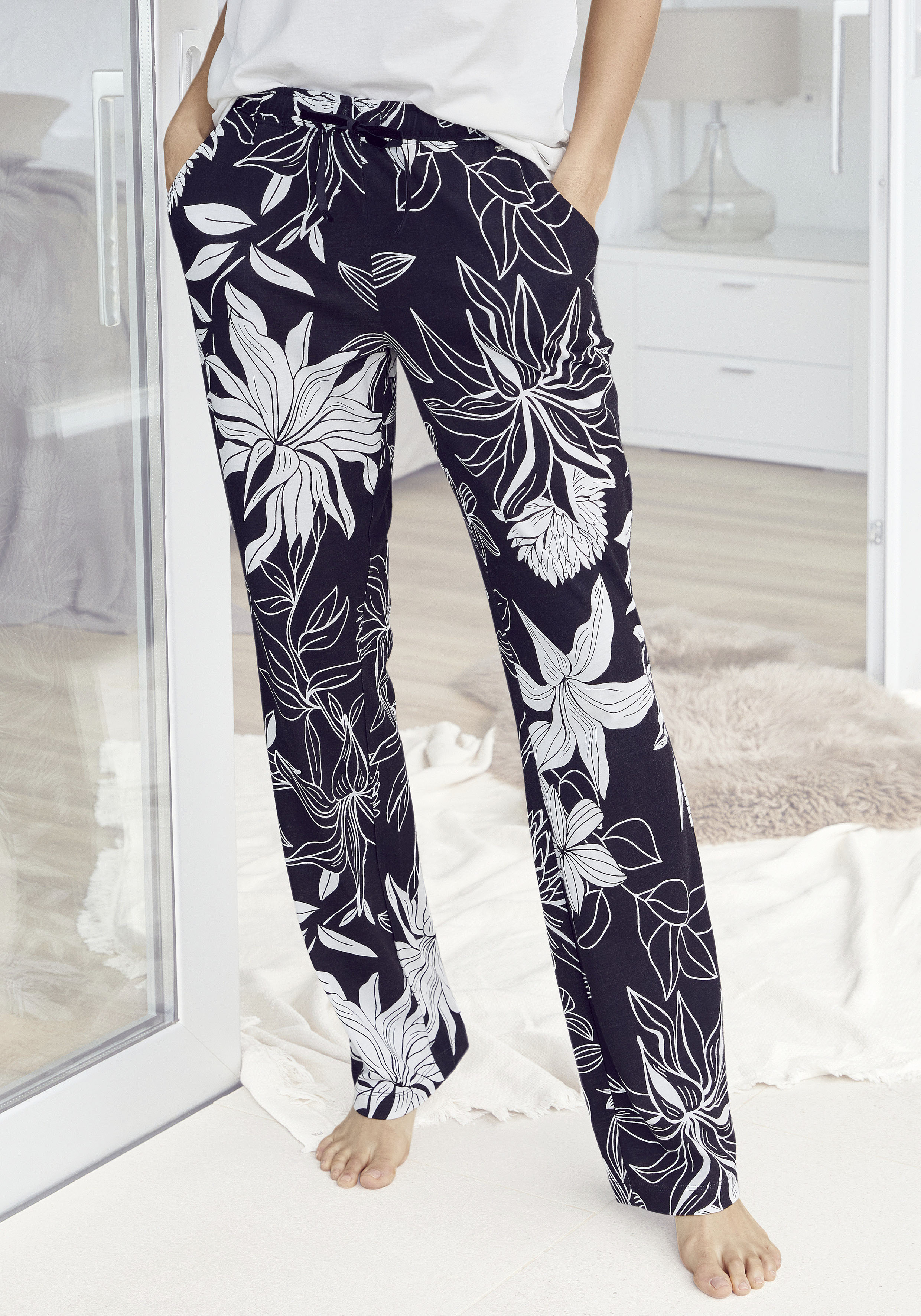 LASCANA Pyjamahose mit floralem Druck