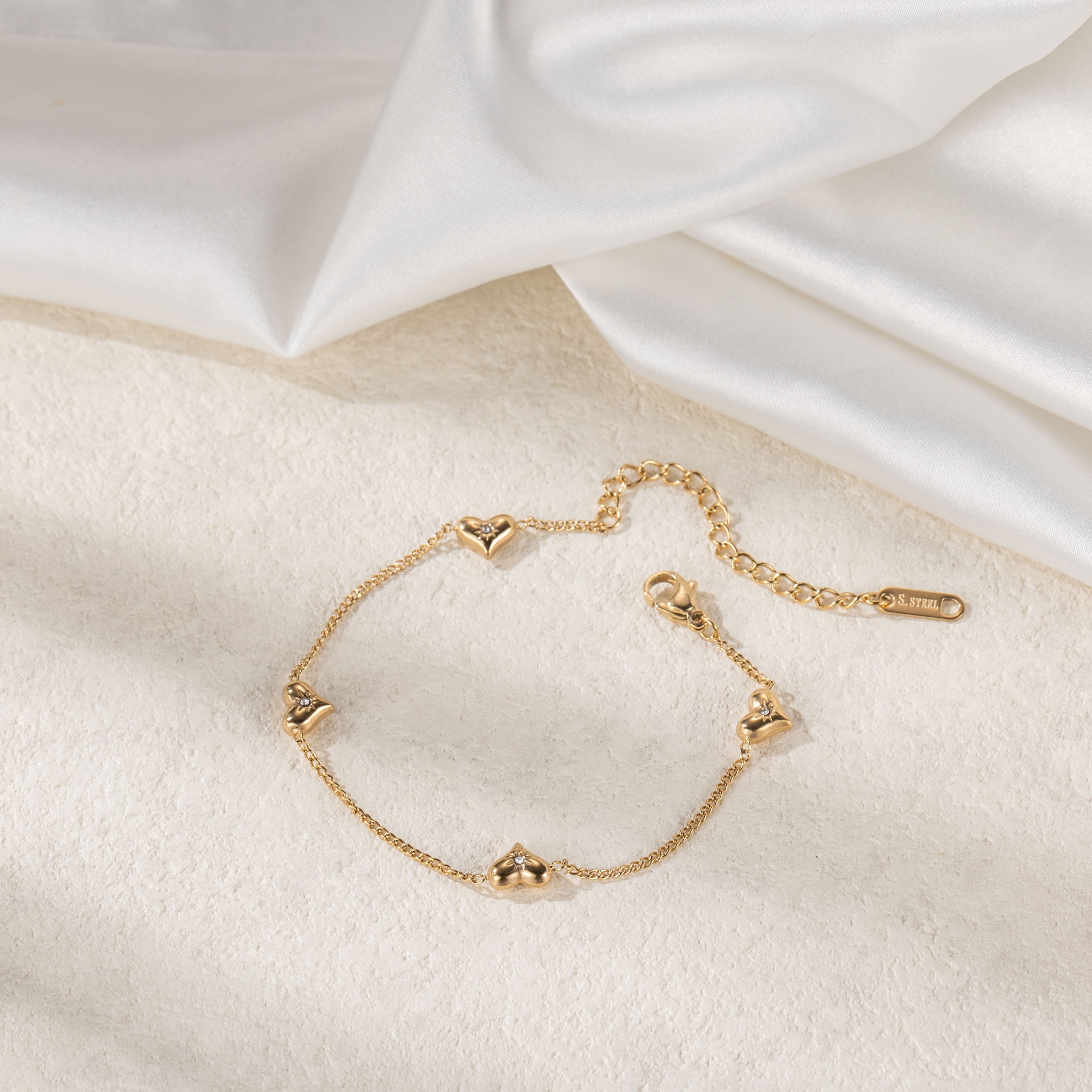 Firetti Armband »Schmuck Geschenk Edelstahl Armschmuck Ankerkettengliederung Herzen«, mit Zirkonia (synth.)