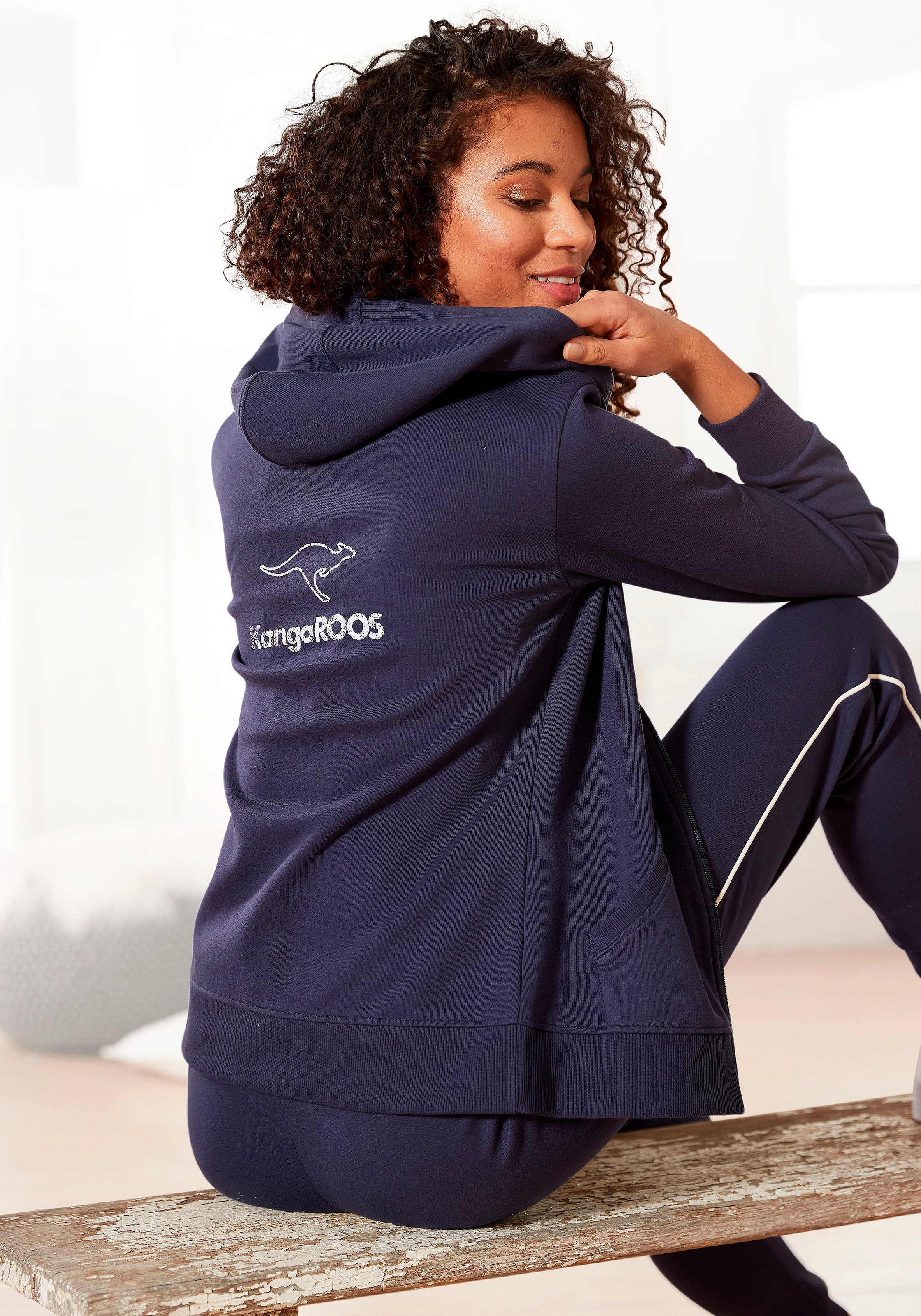 Sweatjacke KANGAROOS, Damen, Gr. 32/34, blau (marine), Interlock, Obermaterial: 60% Baumwolle, 40% Polyester, unifarben, Basic, hüftlang, Rippbündchen, Sweatjacken Sweatjacke, mit großem Logodruck auf dem Rücken, Loungewear