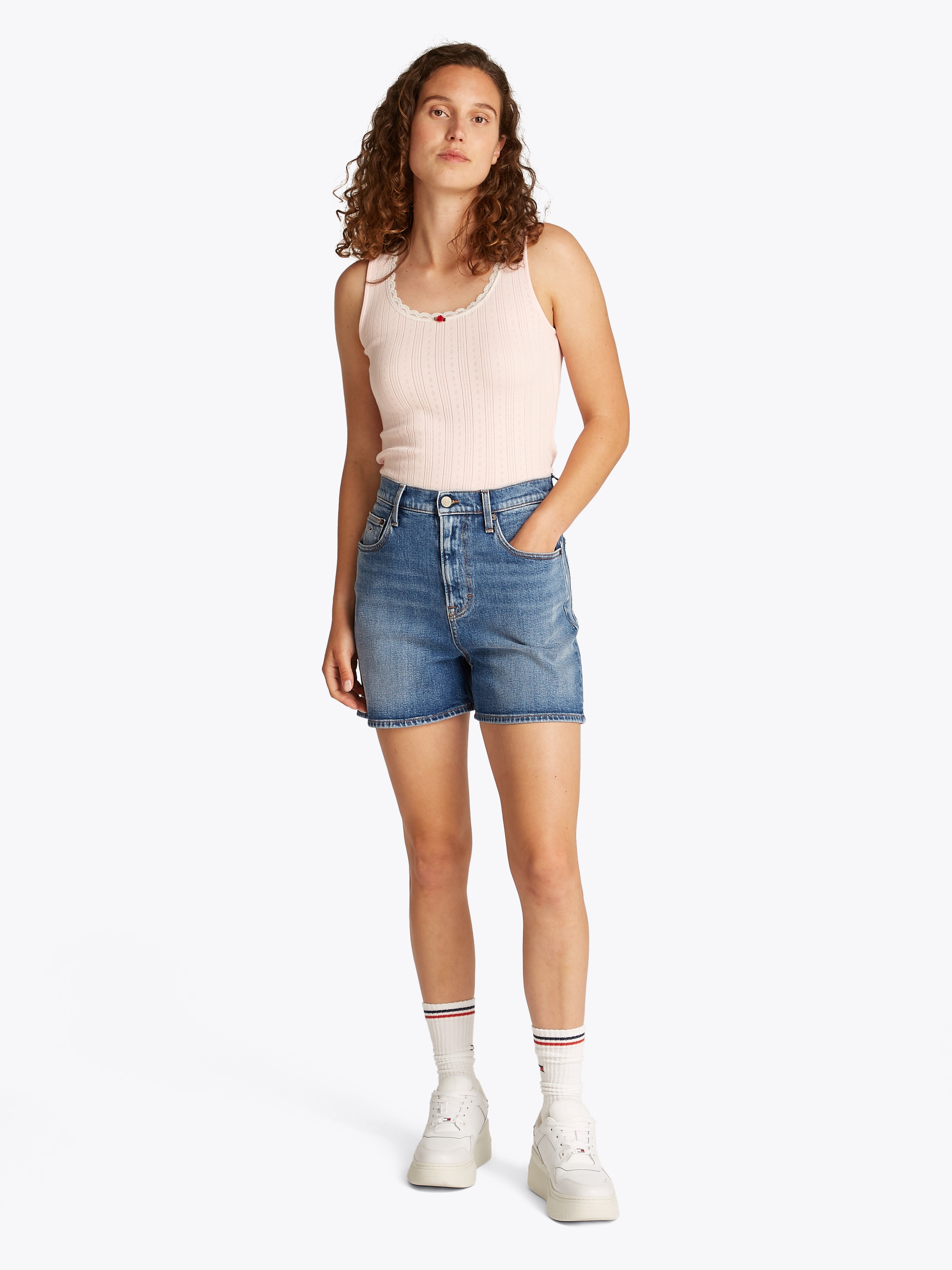Tommy Jeans Shorts »MOM SHORT BI0134«, mit Logo-Badge, in blauer Waschung