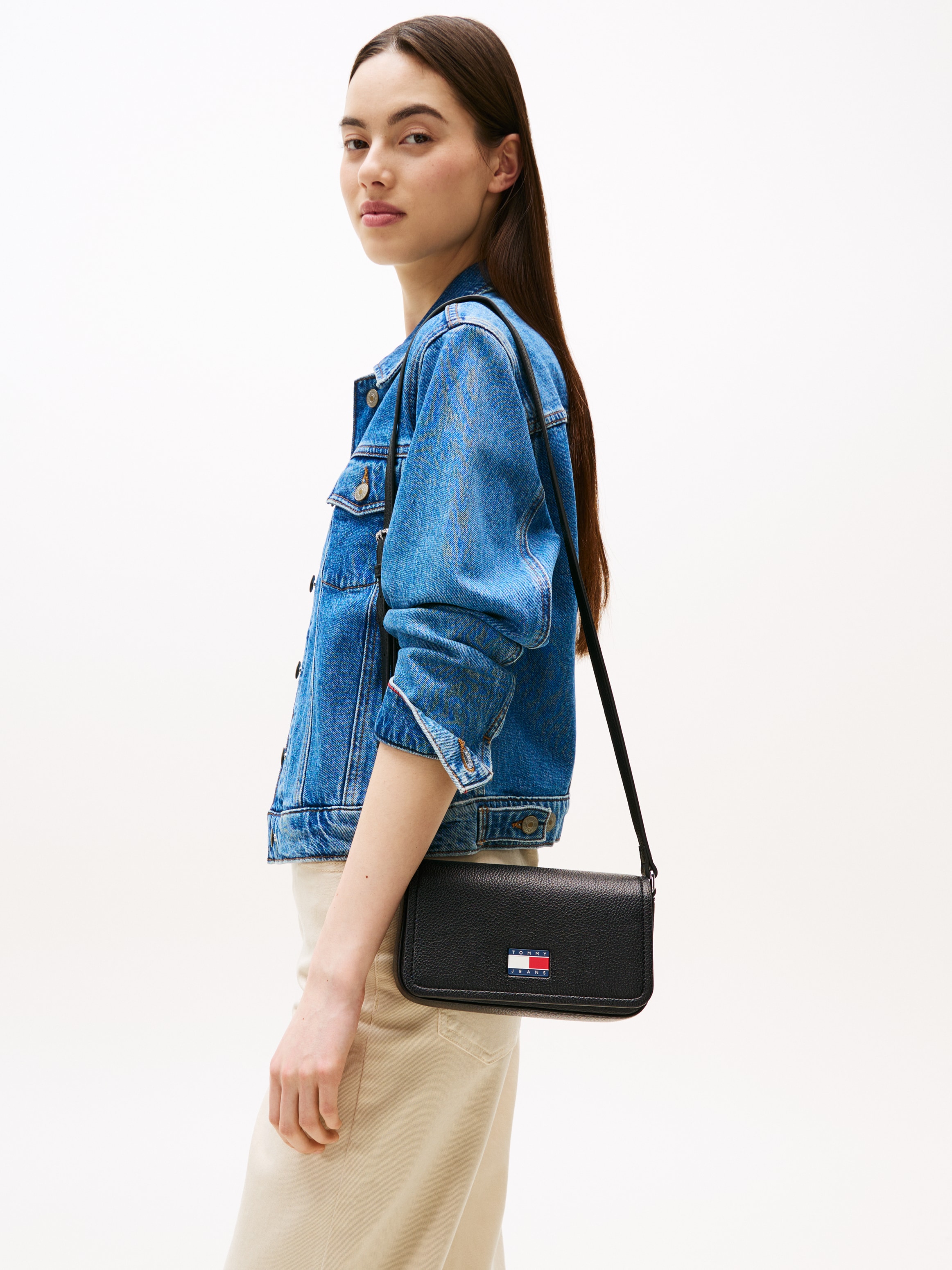 Tommy Jeans Umhängetasche »TJW MUST FLAP CROSSOVER«, Damen Schultertasche, Minibag mit Tommy-Schmuckemblem