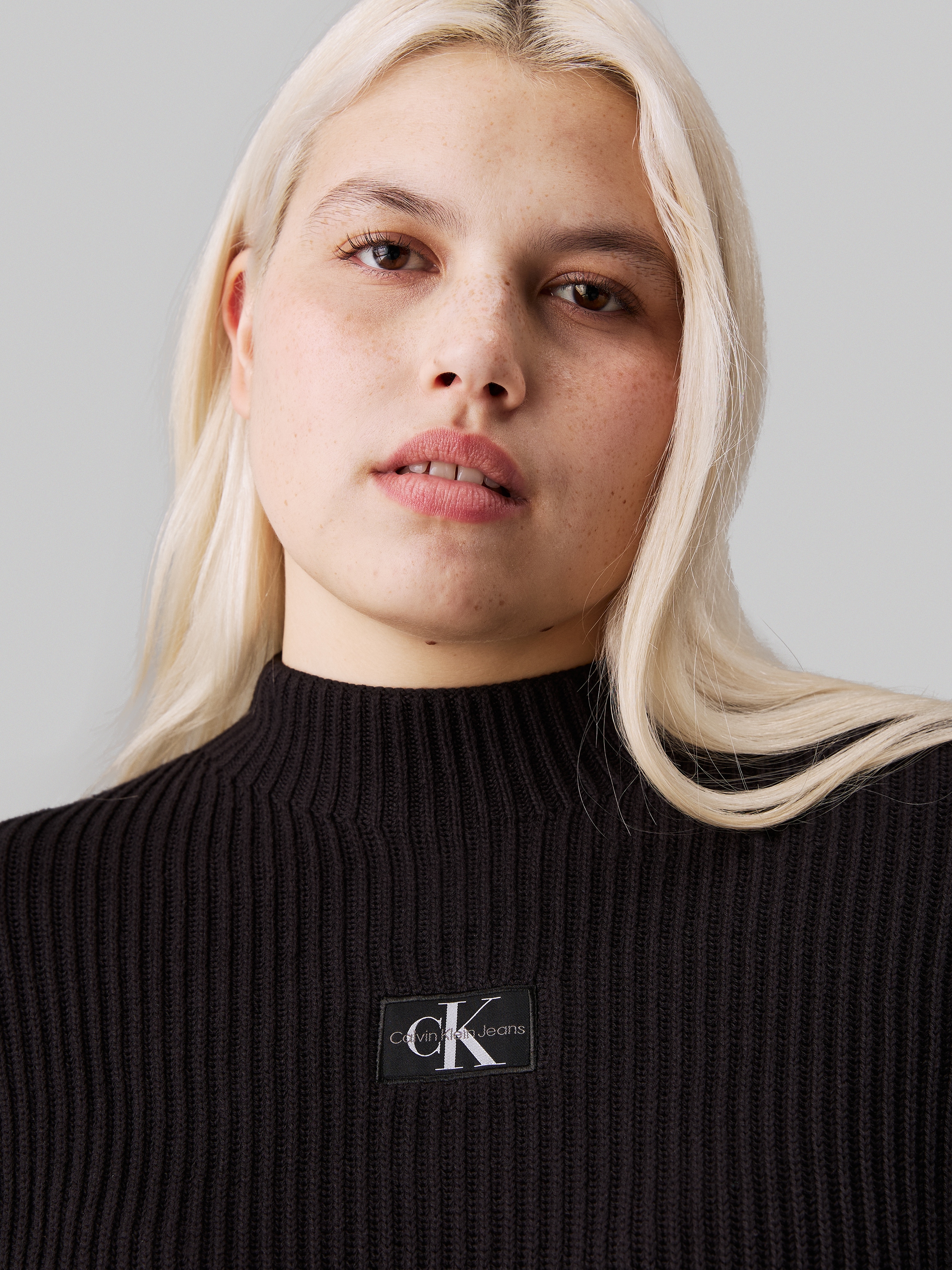 Calvin Klein Jeans Plus Stehkragenpullover »PLUS WOVEN LABEL LOOSE SWEATER«, in Großen Größen und mit Logopatch