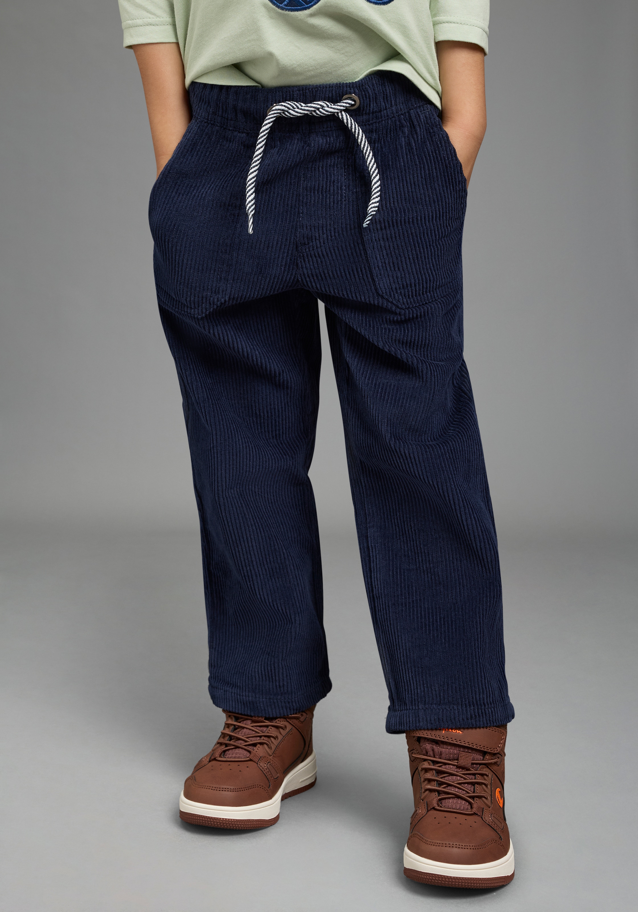 KIDSWORLD Cordhose "Breitcord-Cordhose mit Cargotaschen" Lässige Cargo-Cordhose, gerade Passform, modischer Basic-Style