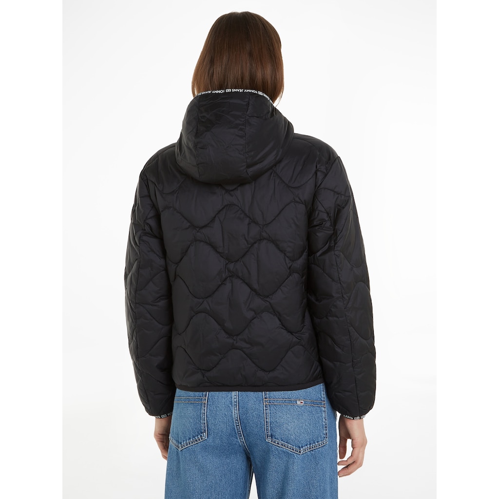 Tommy Jeans Curve Steppjacke »TJW QUILTED TAPE HOOD PUFFER EXT«, mit Kapuze, mit Logostickerei