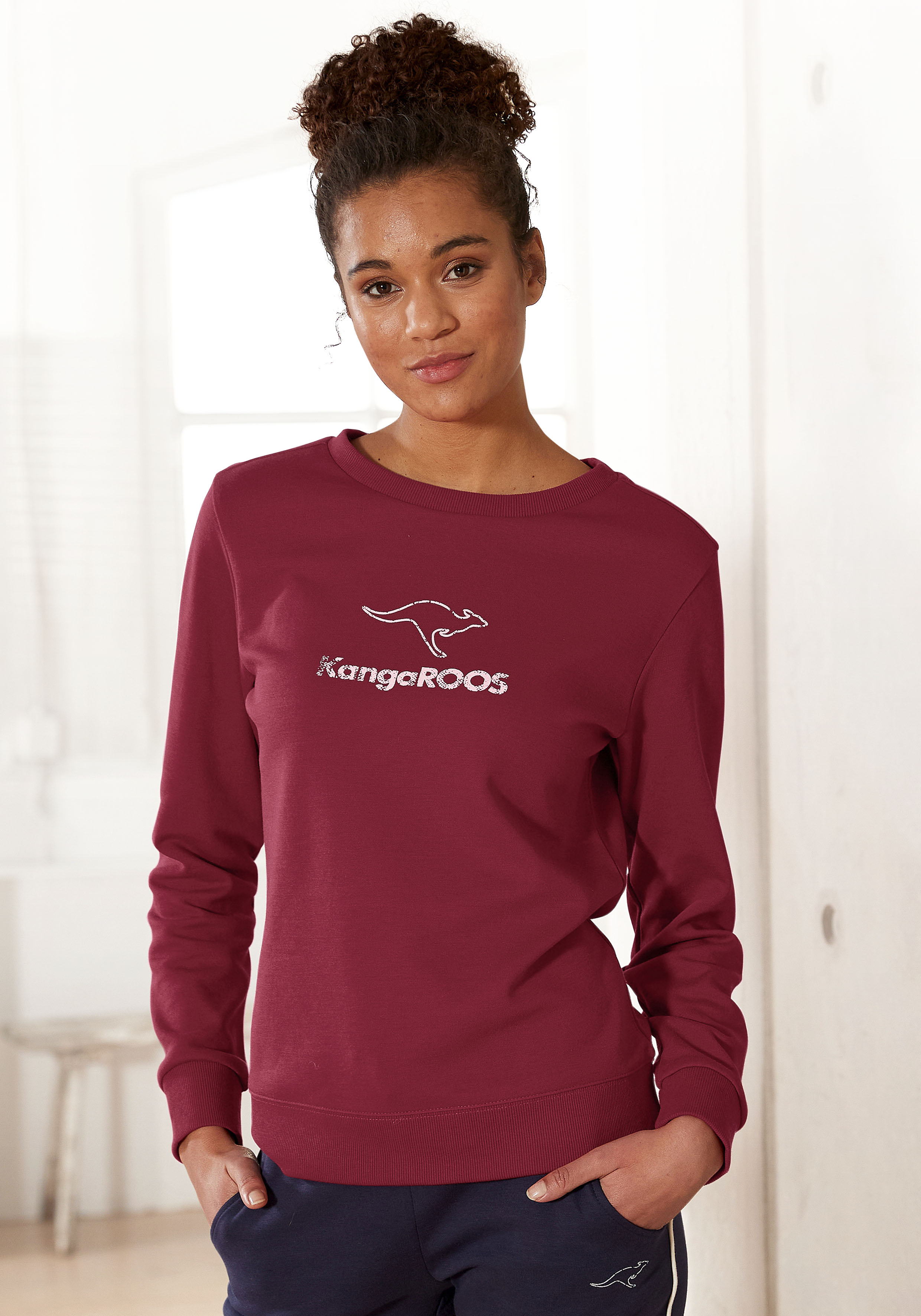 KangaROOS Sweatshirt, mit Kontrastfarbenem Logodruck, Loungewear