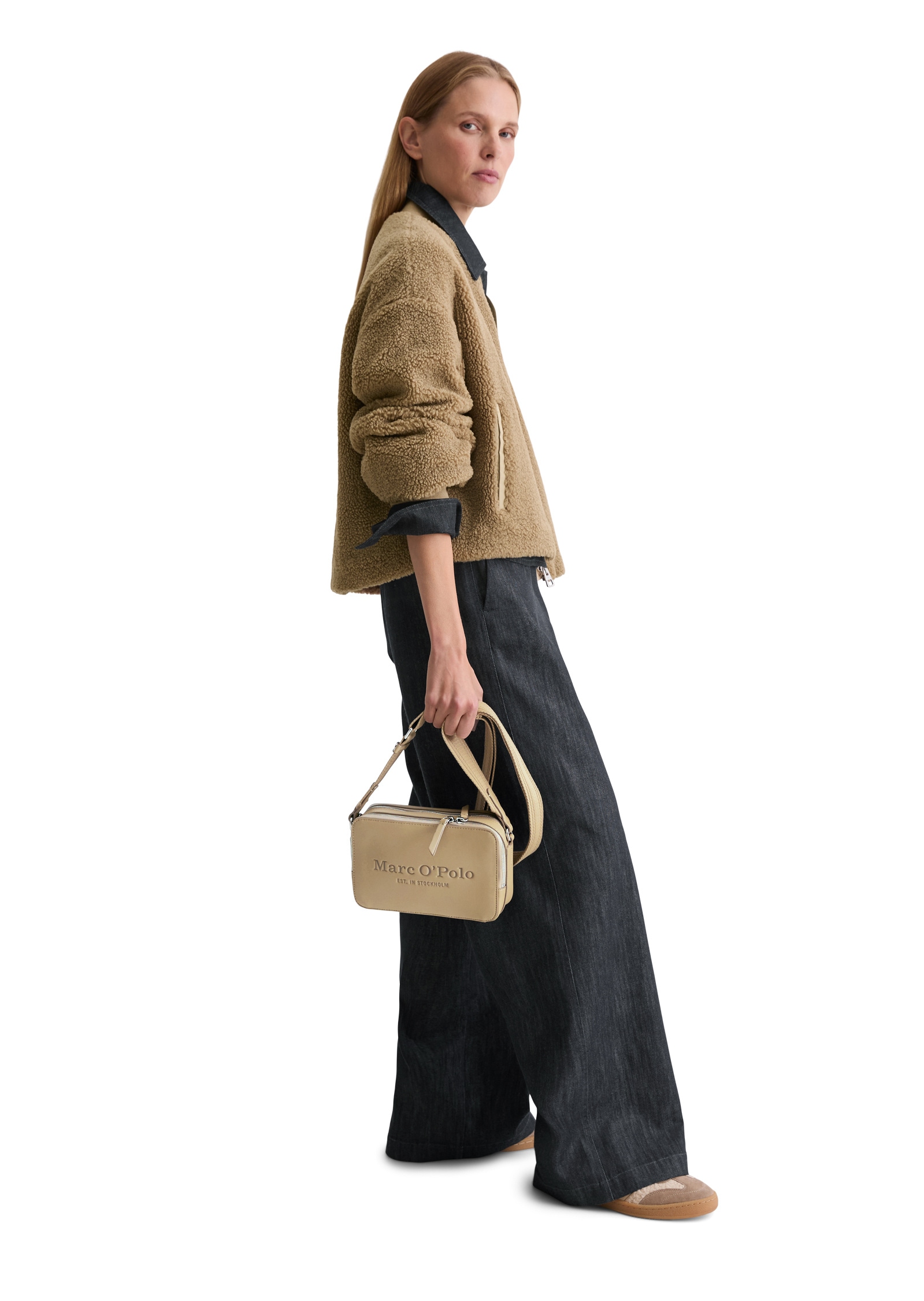 Marc O'Polo Umhängetasche »aus einer Lederalternative aus recyceltem Polyester«