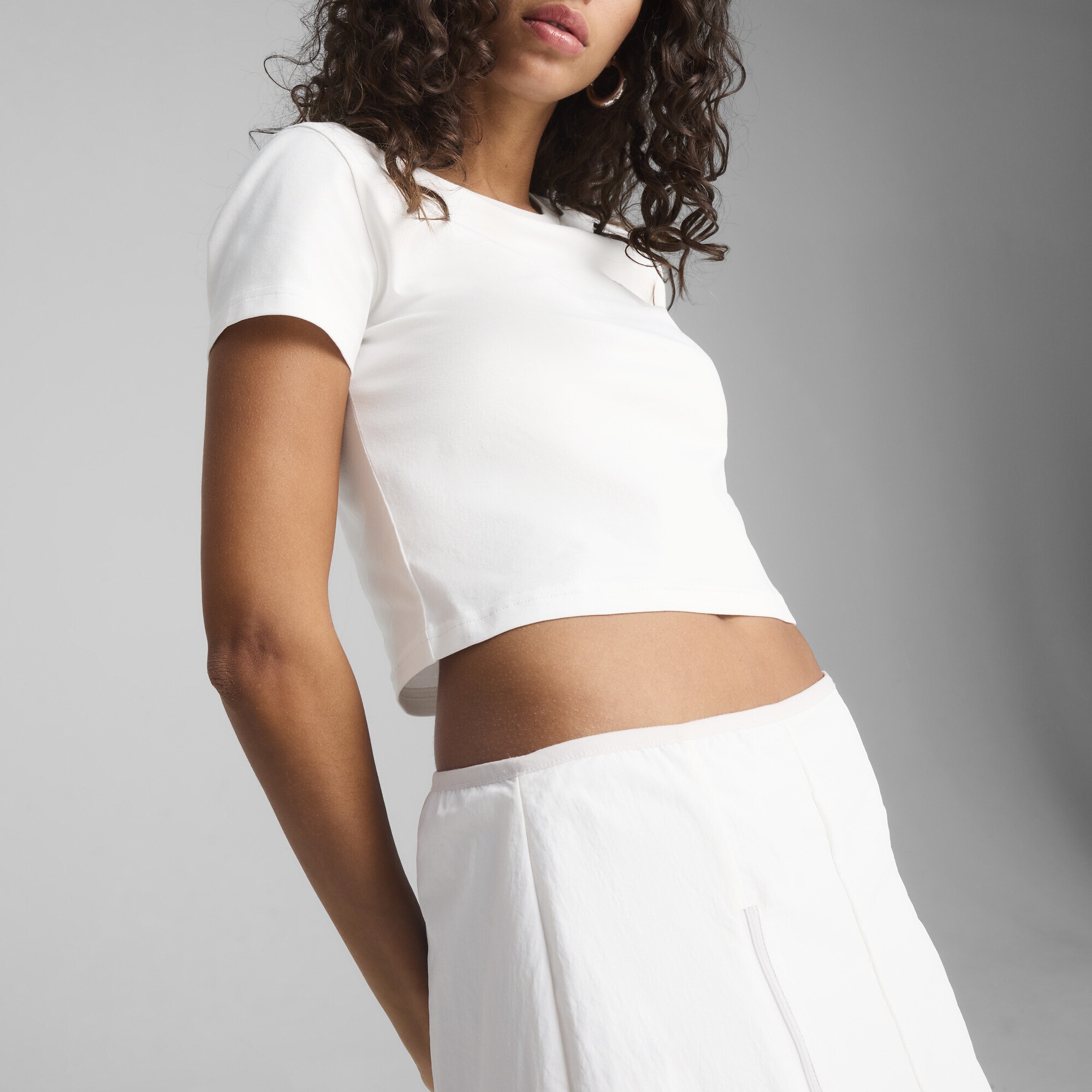 PUMA T-Shirt »WARDROBE ESS Kurzes figurbetontes T-Shirt Damen«