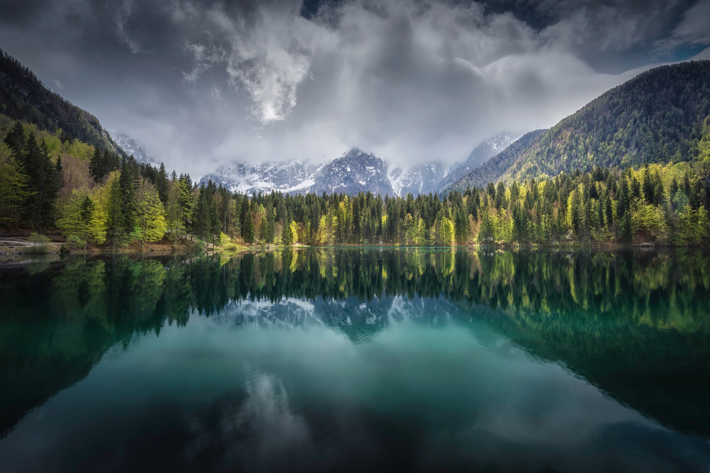 Papermoon Fototapete "Photo-Art CLARA GAMITO, BERGSEE AN BEWÖLKTEM TAG"