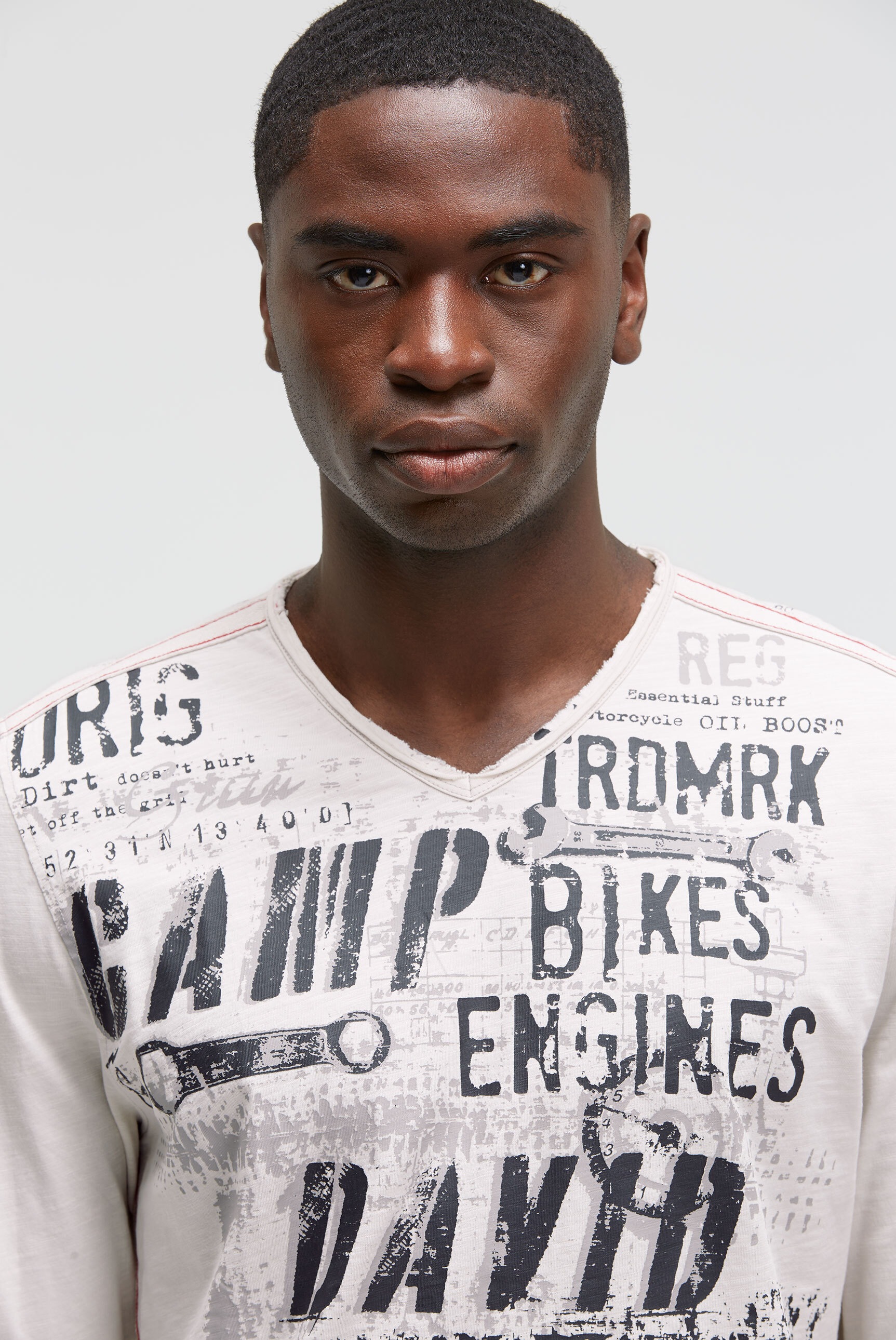 CAMP DAVID V-Shirt mit offenen Kanten