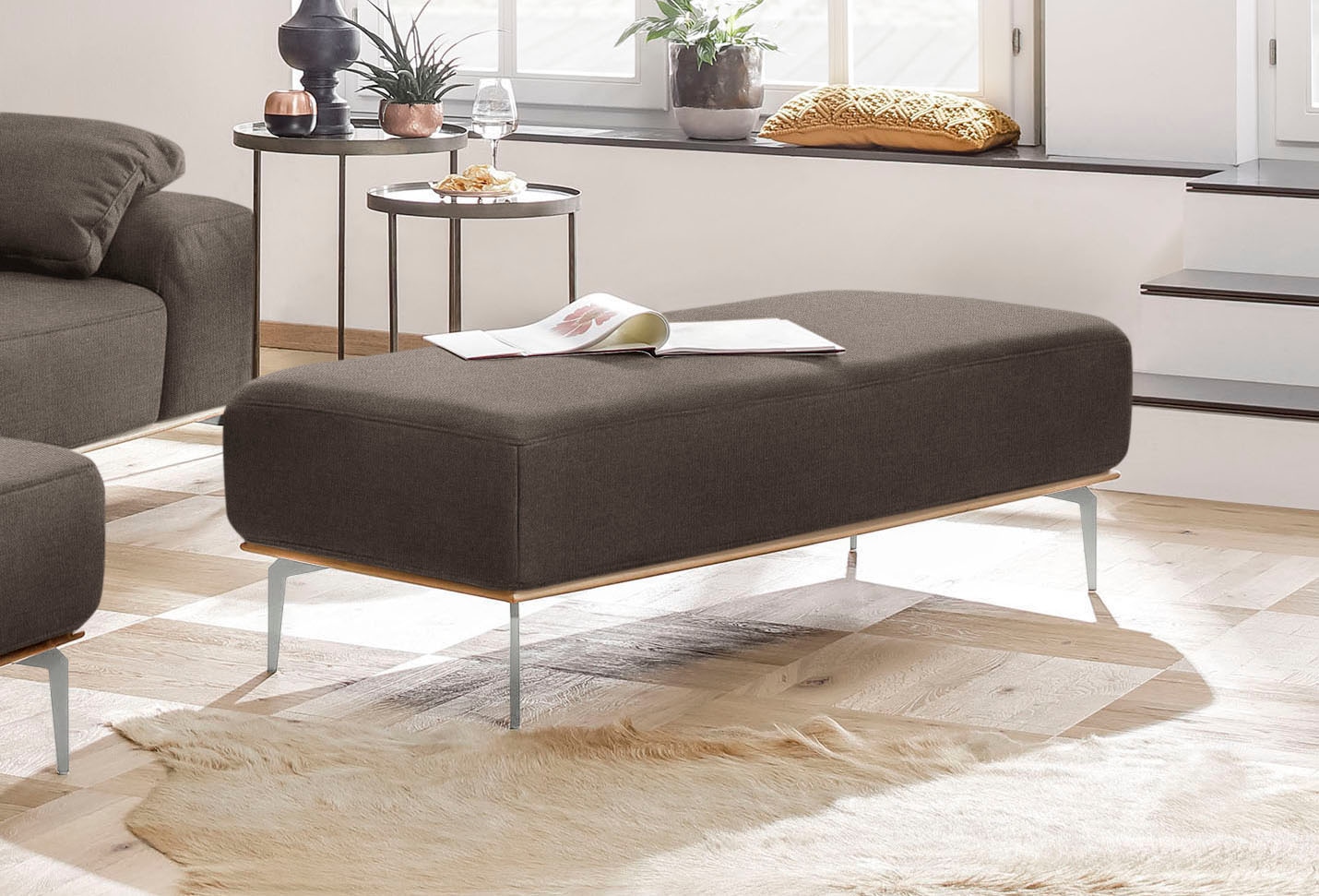W.SCHILLIG Polsterhocker mit elegantem Holzsockel, Füße in Chrom glänzend, Breite 150 cm