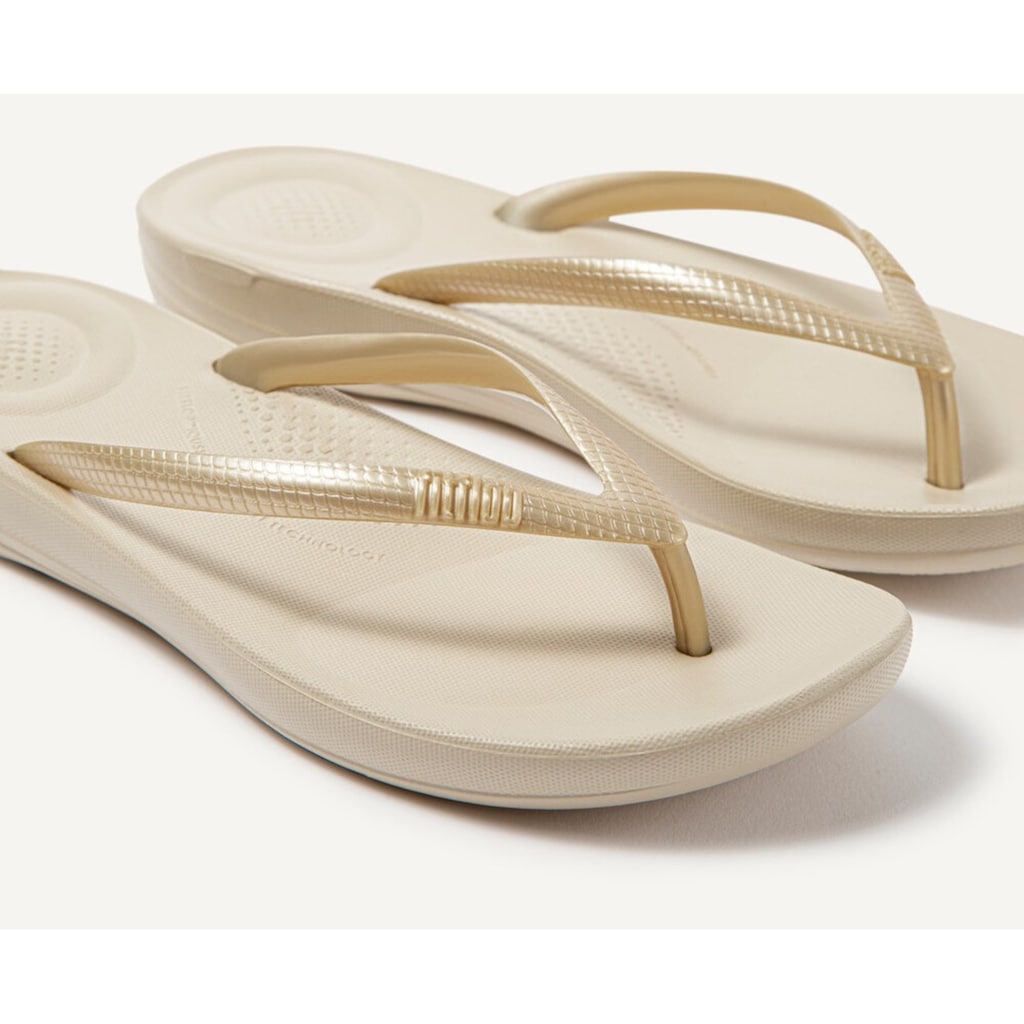 Fitflop Zehentrenner »IQUSHION ERGONOMIC FLIP-FLOPS«, Keilabsatz, Sommerschuh, Schlappen mit weichem Zehensteg