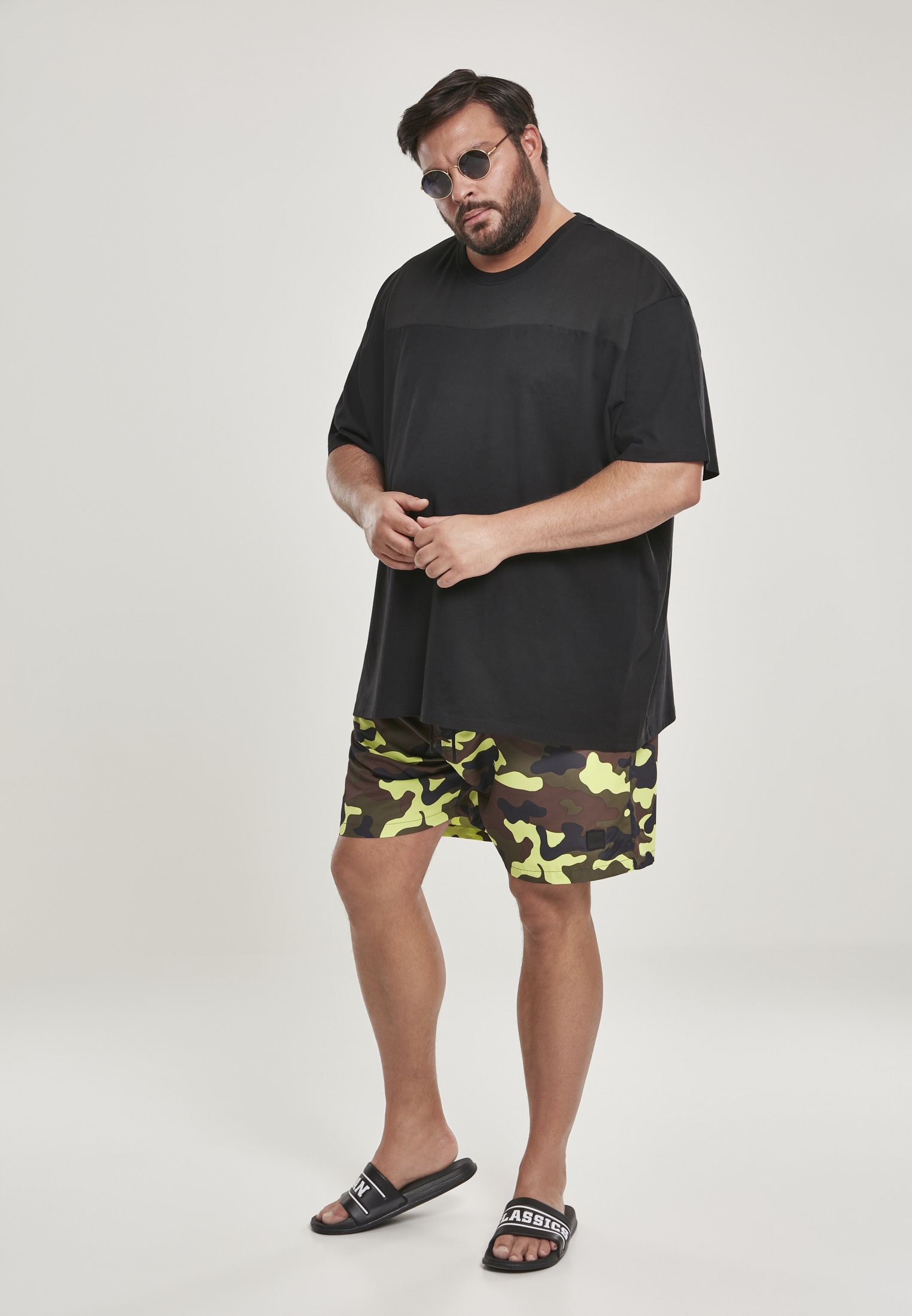 URBAN CLASSICS Badeshorts »Urban Classics Herren Camo Swim Shorts«